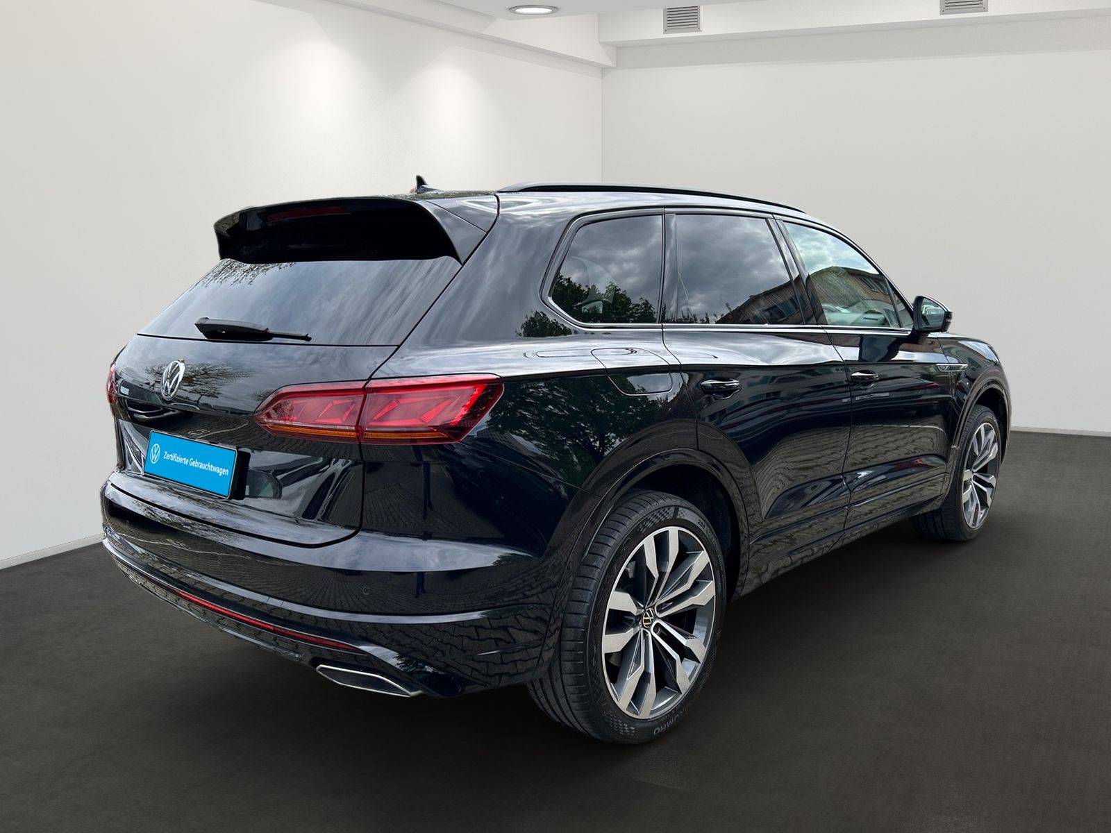 Volkswagen Touareg 3.0 TDI 4M R-Line - Samsaru's Car Outlet