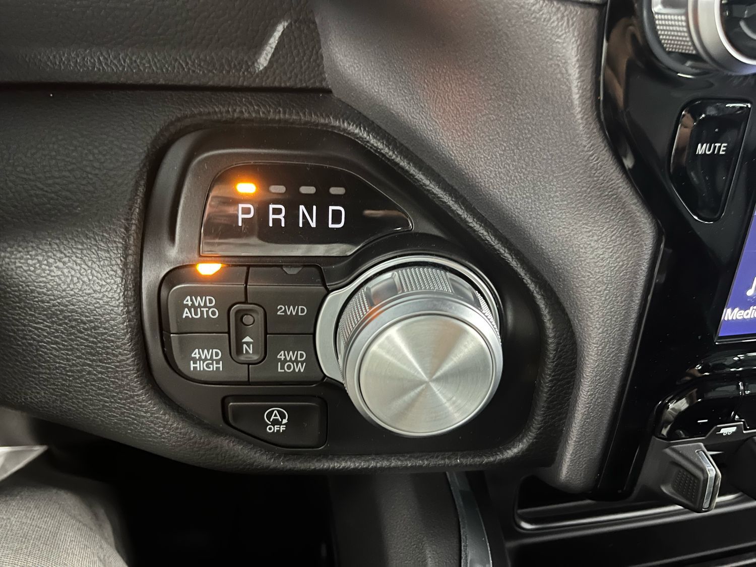 Dodge RAM 5,7l V8 *LARAMIE/12 Zoll Display/LED/AHK/SHZ