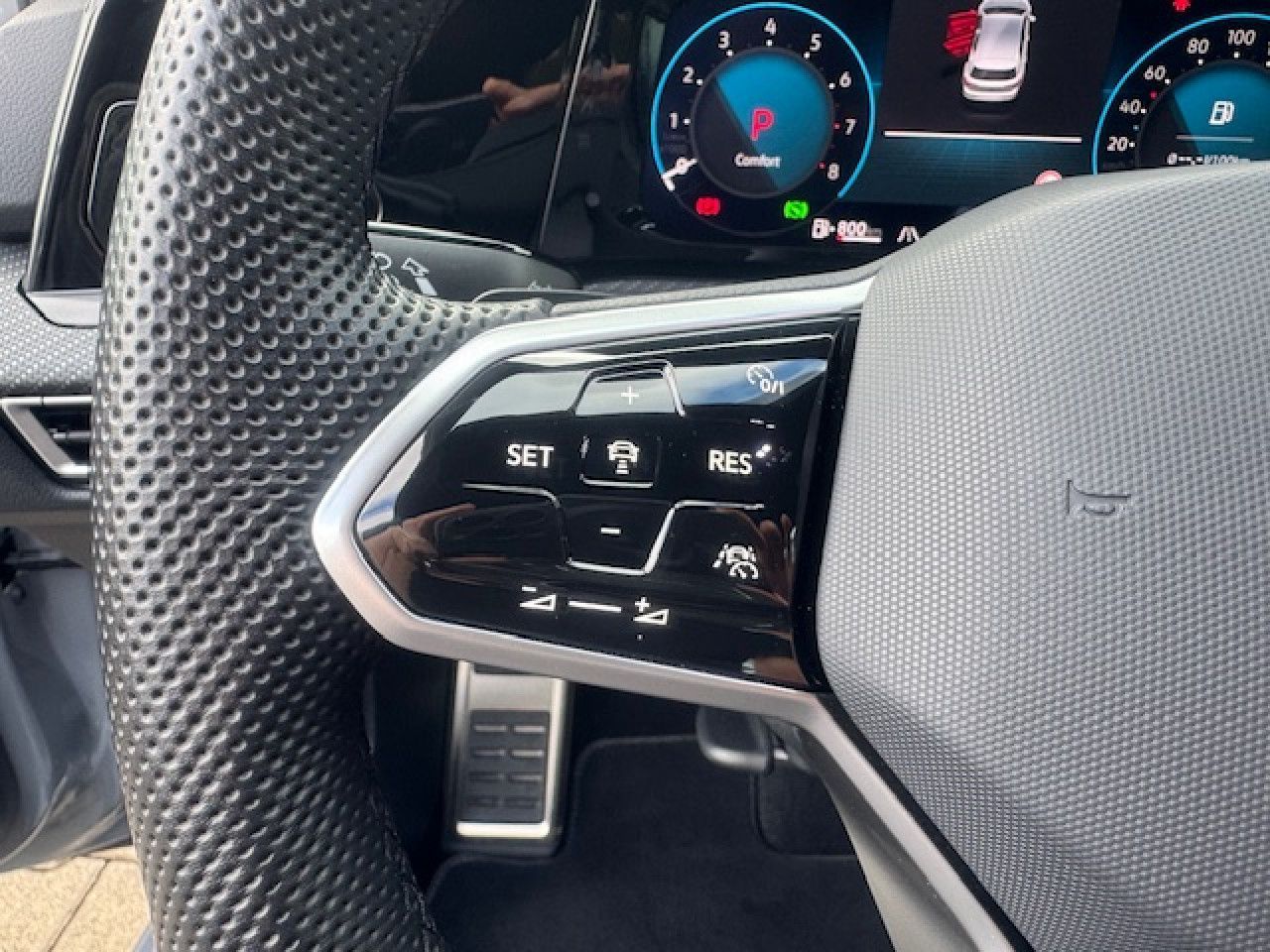 Volkswagen Golf VIII R-Line 1.5 eTSI DSG - Samsaru's Car Outlet