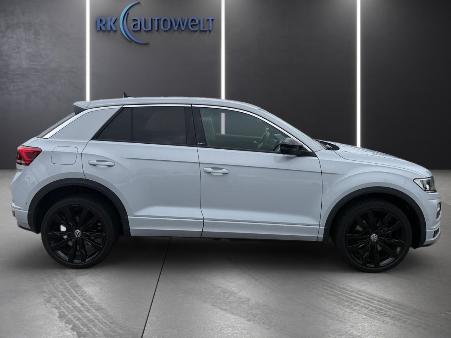 Volkswagen T-Roc IQ.DRIVE 1.5 TSI DSG - Samsaru's Car Outlet