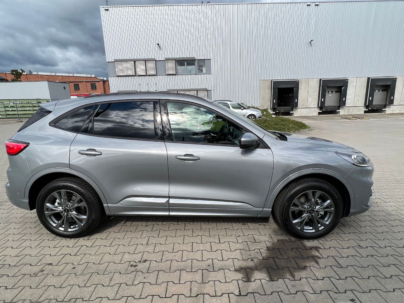 Ford KUGA ST-LINE X - Samsaru's Car Outlet