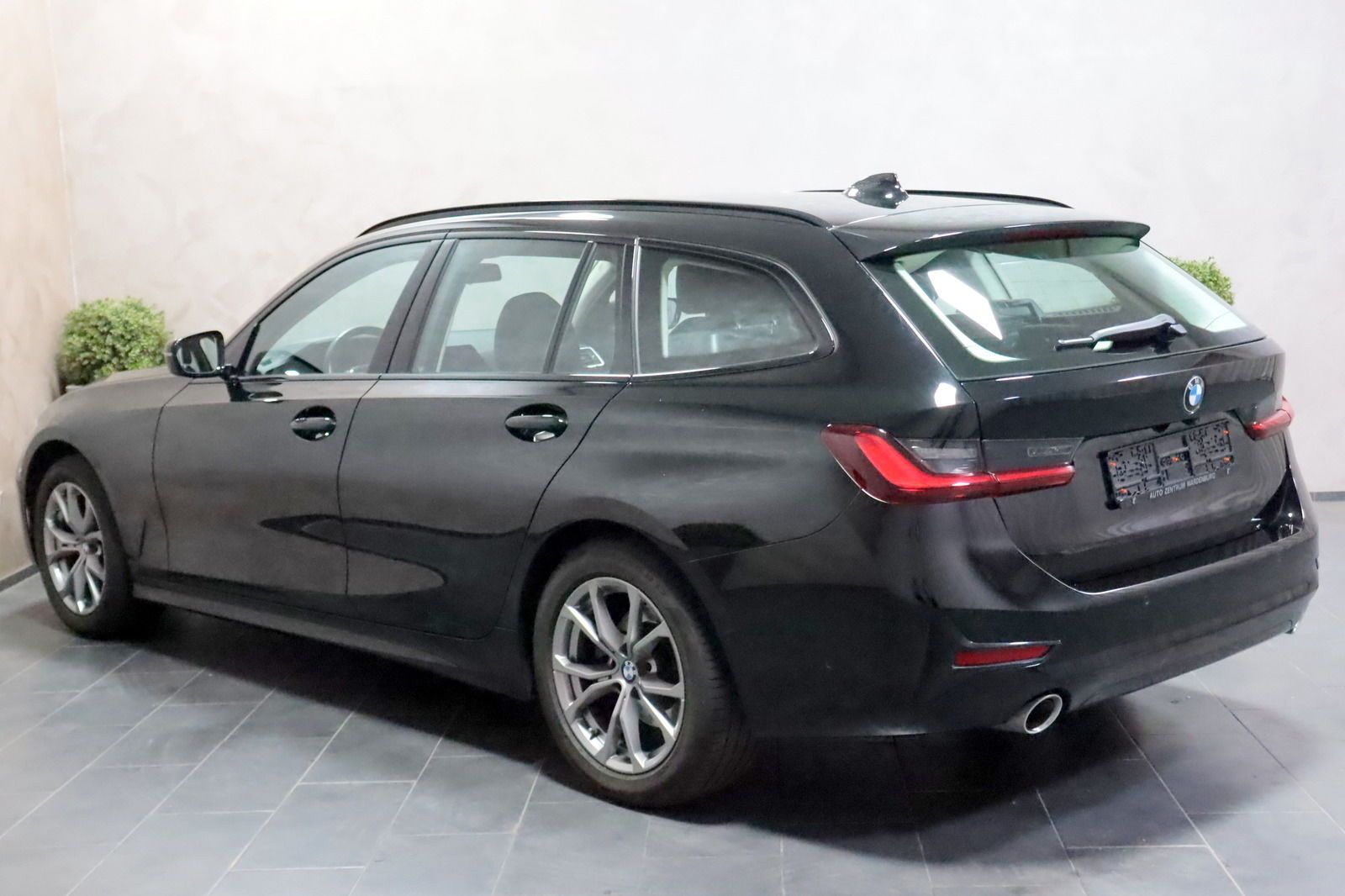 BMW 320 Sport Line Touring - Samsaru's Car Outlet
