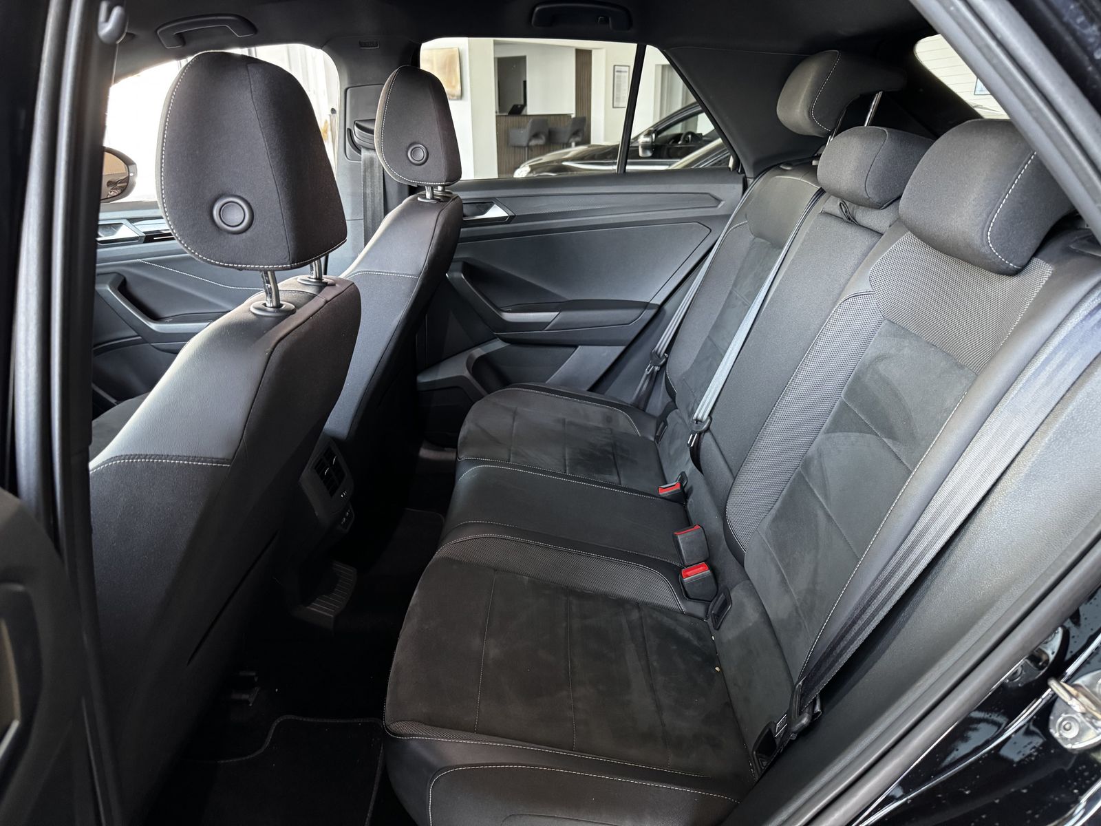 Volkswagen T-Roc 1.0 TSI R-Line - Samsaru's Car Outlet