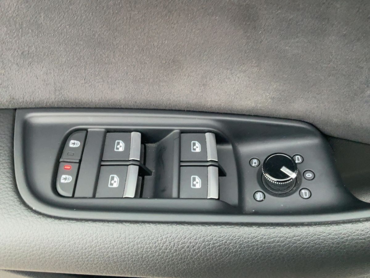 Audi Q8 50 TDI S-LINE MATRIX+NAVI+B&O+DVD+ACC+AHK+23"