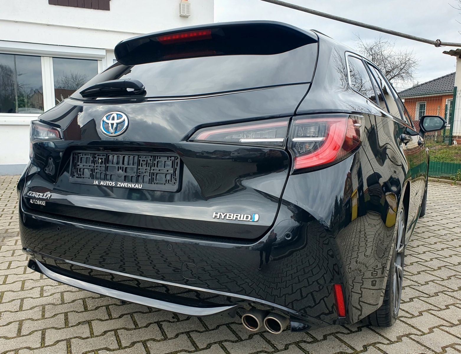 Toyota Corolla Touring Sports 2.0 Hybrid Lounge - Samsaru's Car Outlet