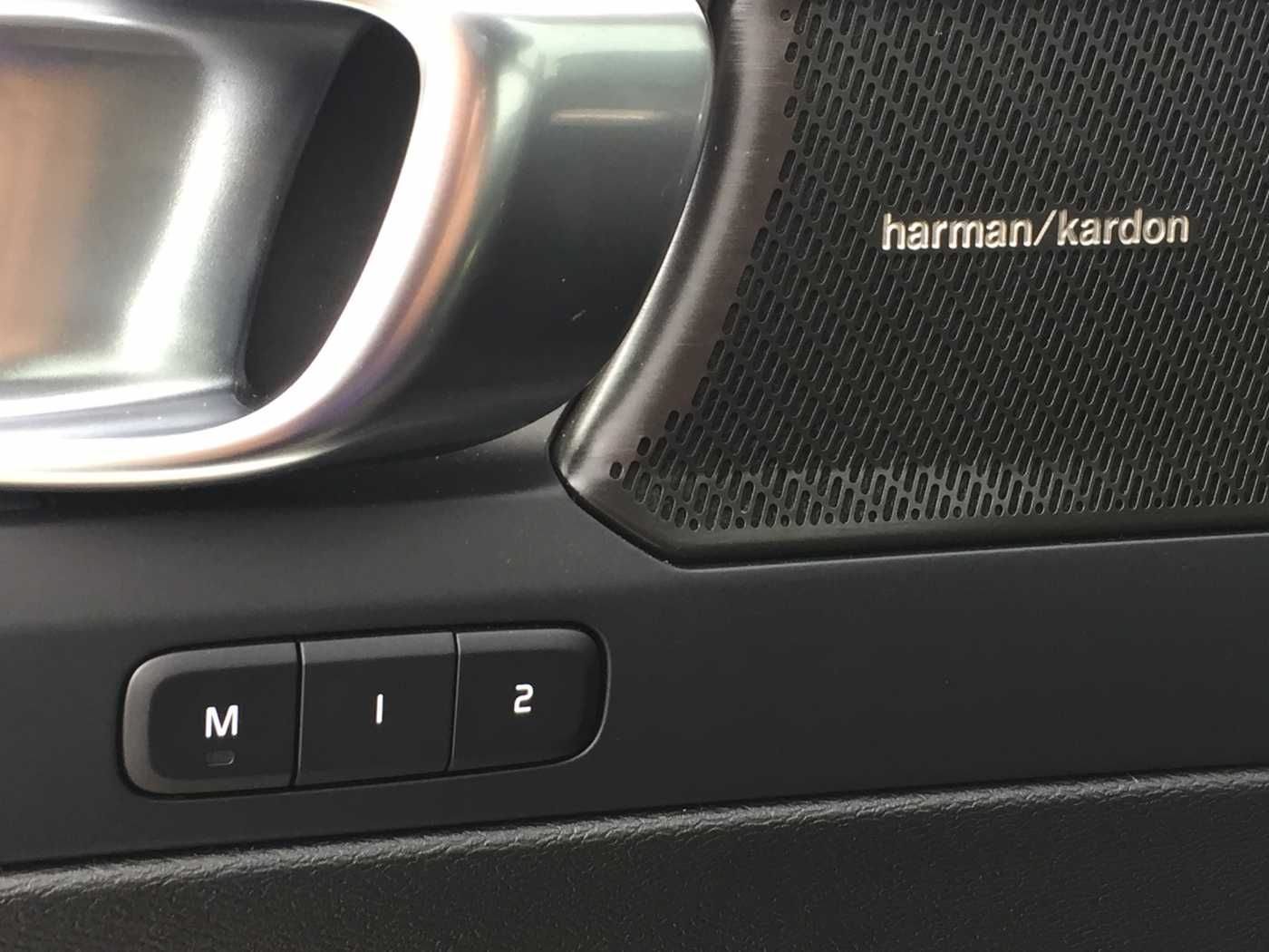 Volvo XC40 XC 40 T2 Plus Dark 2WD Panorama, AHK, GJR u