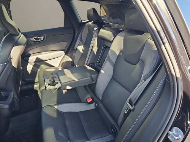 Volvo XC60 B5 B AWD Plus Dark - Samsaru's Car Outlet