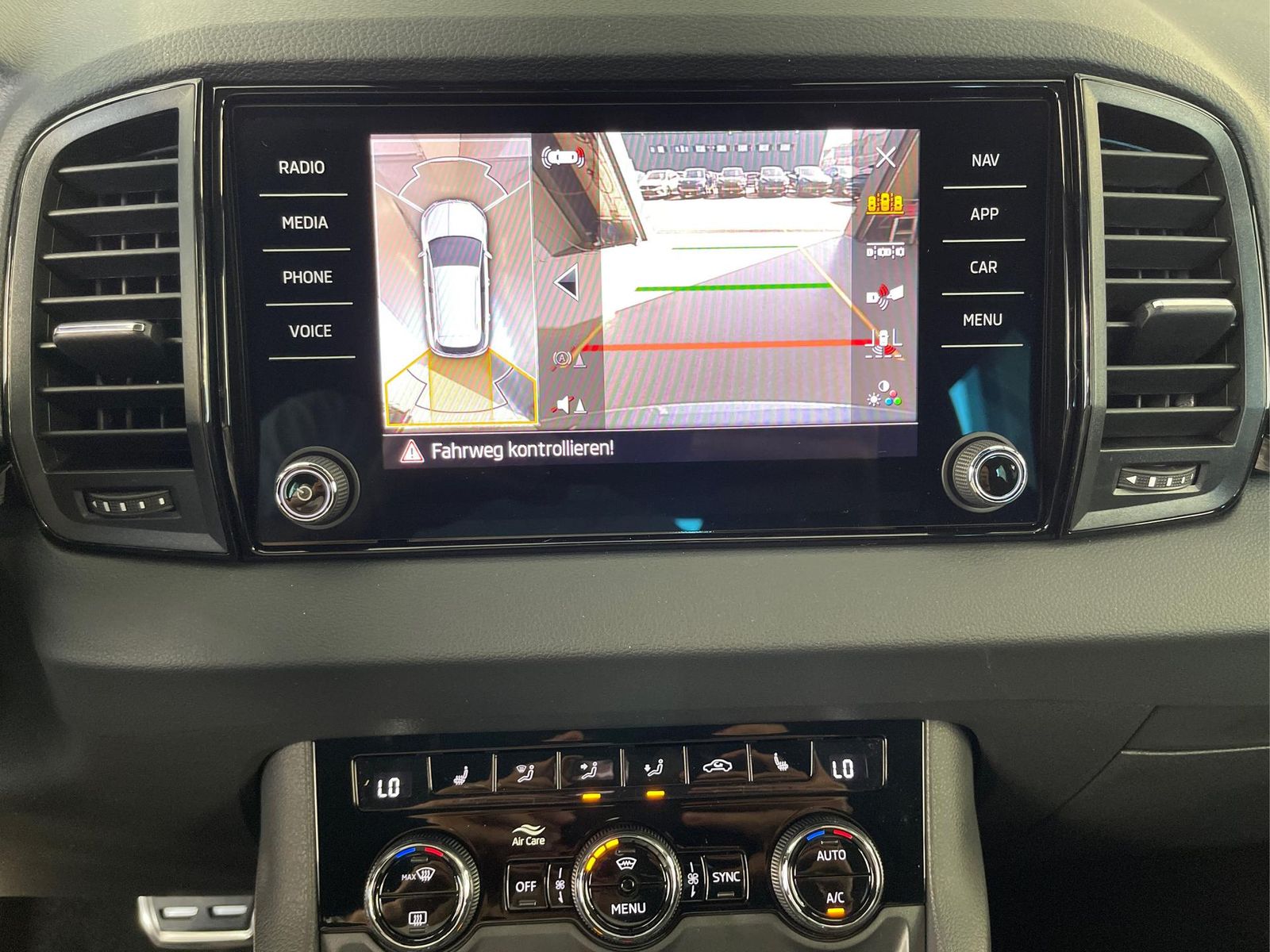 Skoda Karoq Sportline TSI 4x4 360°+19 Zoll+Navi+AHK...