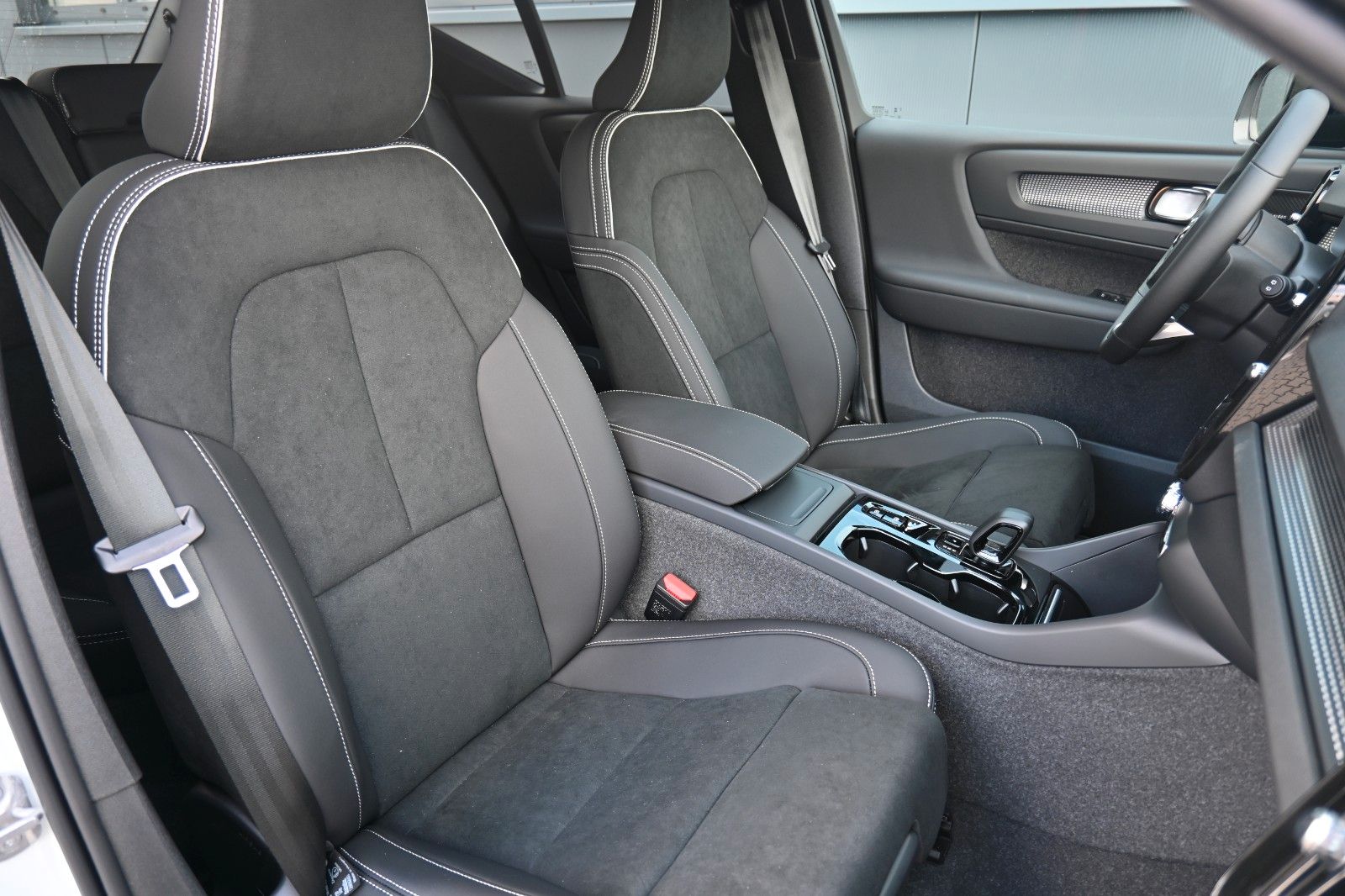 Volvo XC40 B4 DKG Plus Dark*FSHZG*360°*ACC*Allwetter