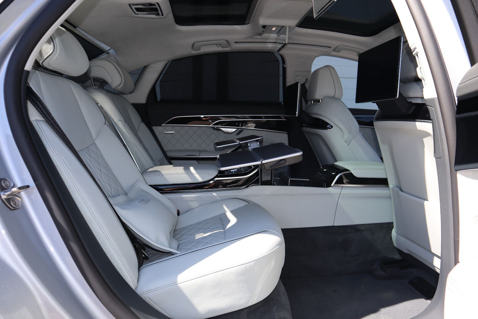 Audi A8L 60 TFSIe lang exclusive S-LINE - Samsaru's Car Outlet