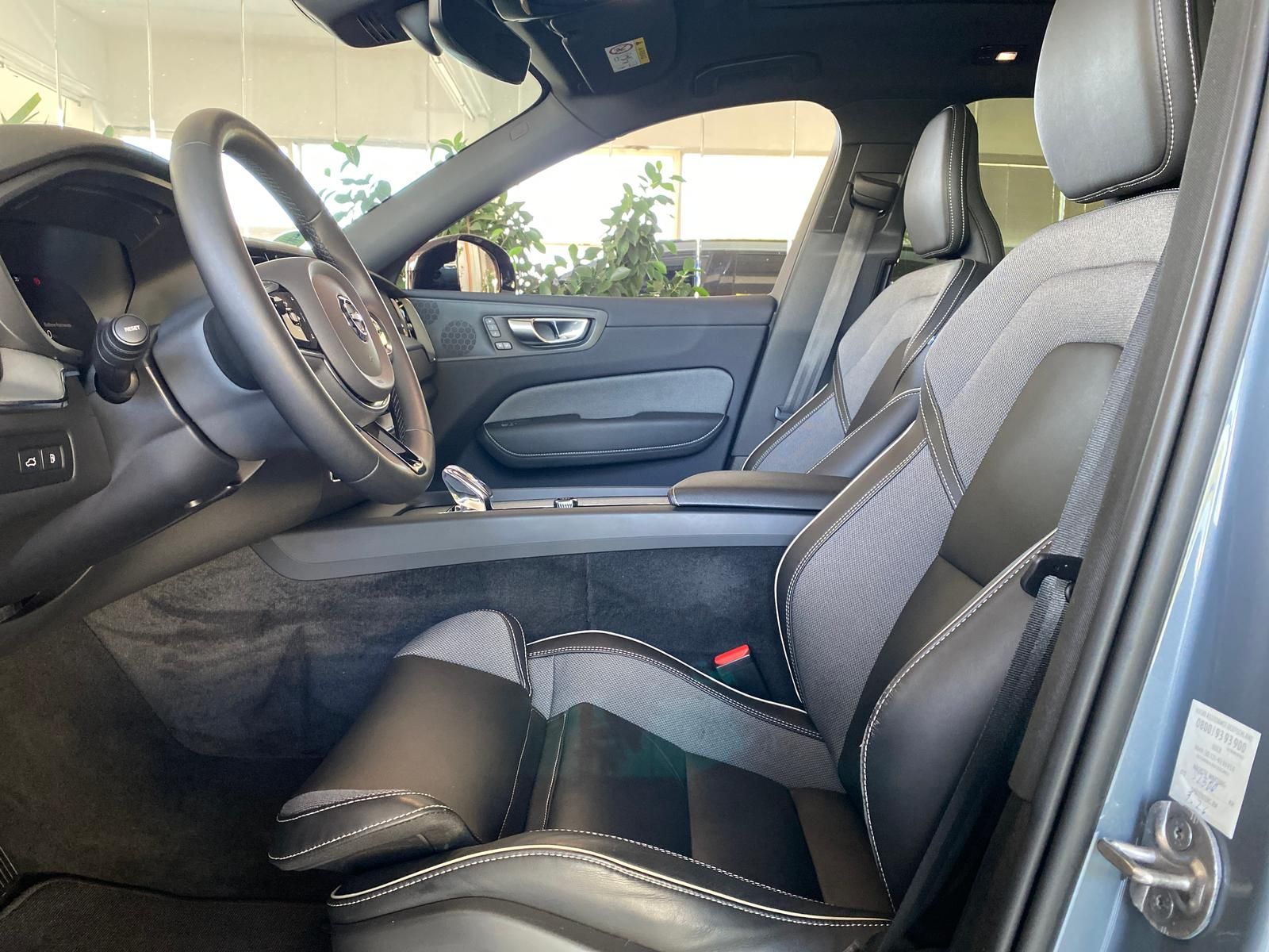 Volvo XC60 T8 Recharge Plug-In Hybrid AWD R Design