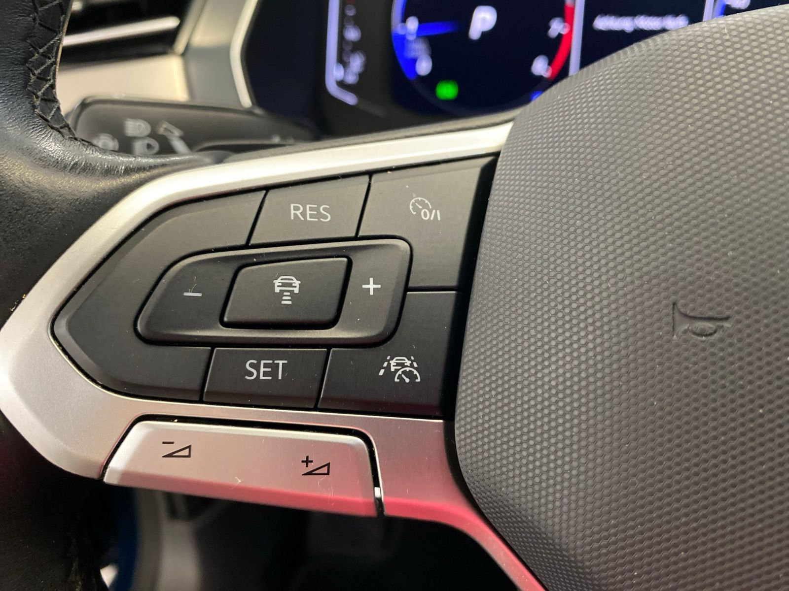 Volkswagen Passat Variant 1.5 TSI Elegance R-Line - Samsaru's Car Outlet