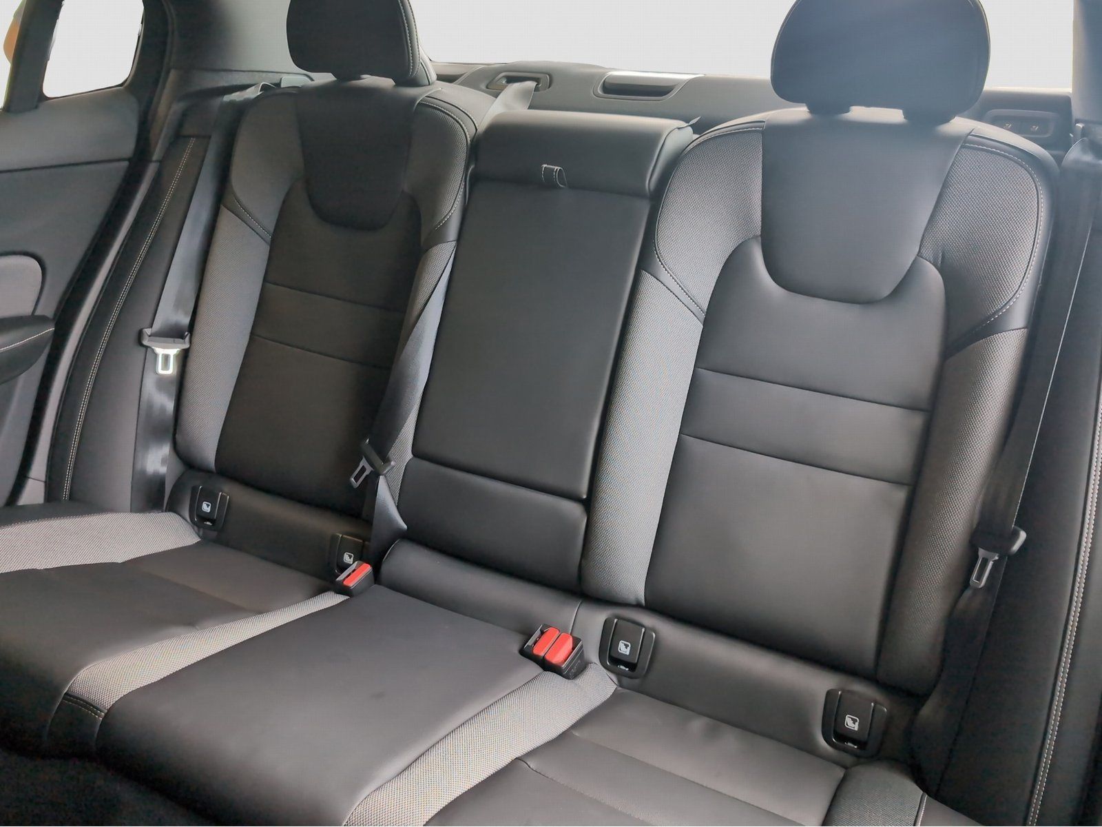 Volvo S60+B4+Mild-Hybrid+Benzin+GT+Plus+Dark+Standh.++