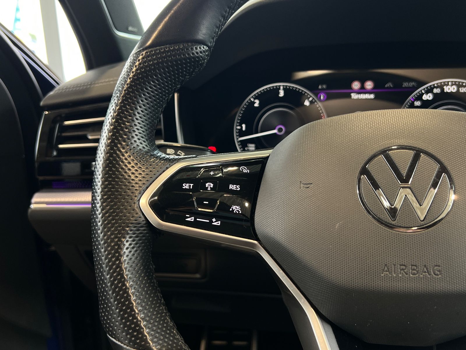 Volkswagen Touareg R-Line 4Motion - Samsaru's Car Outlet