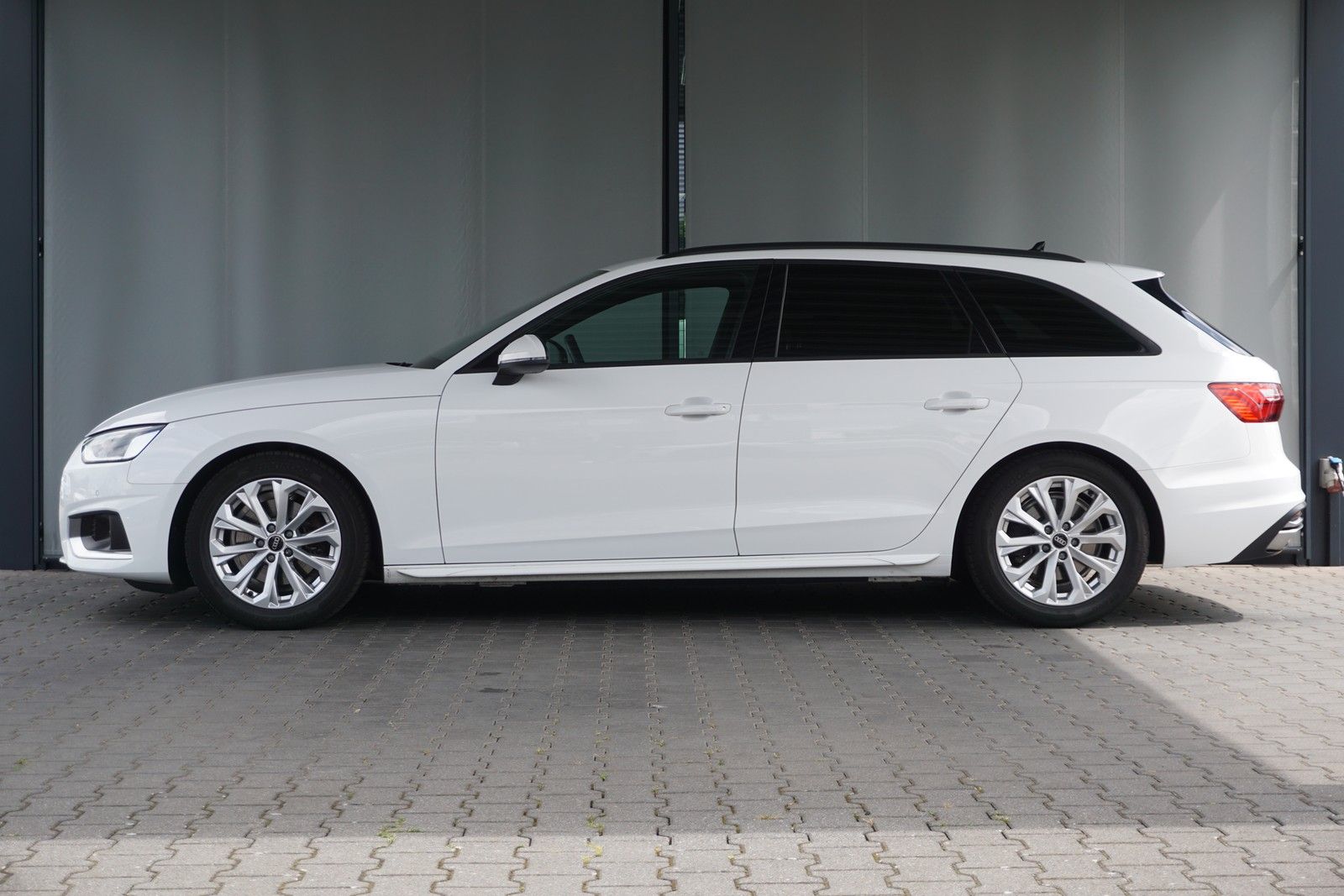 Audi A4 Avant 35 TDI S tronic advanced - Samsaru's Car Outlet