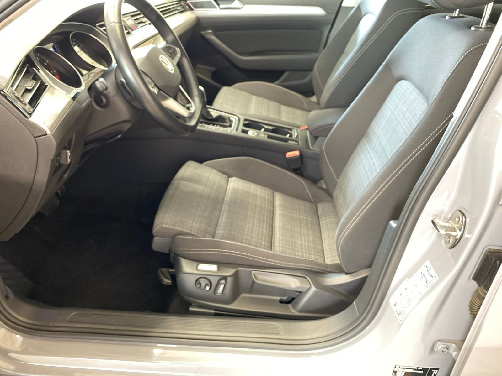 Volkswagen Passat Variant 1.5 TSI Business - Samsaru's Car Outlet