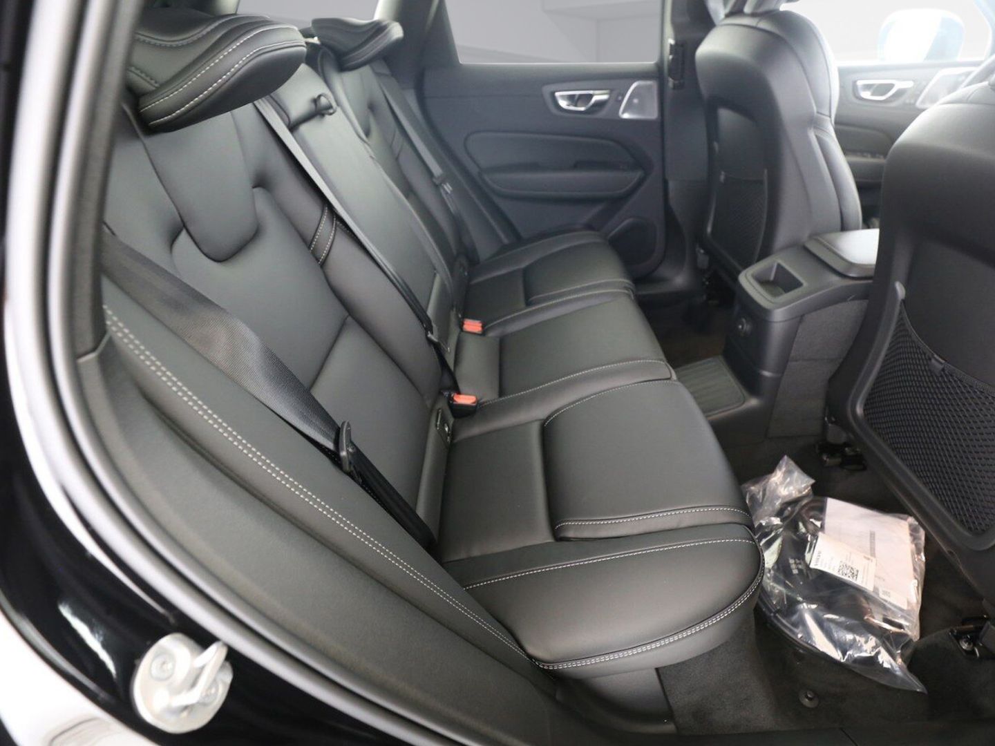 Volvo XC60 T6 Ultra Black Edition Plug-In Hybrid AWD - Samsaru's Car Outlet