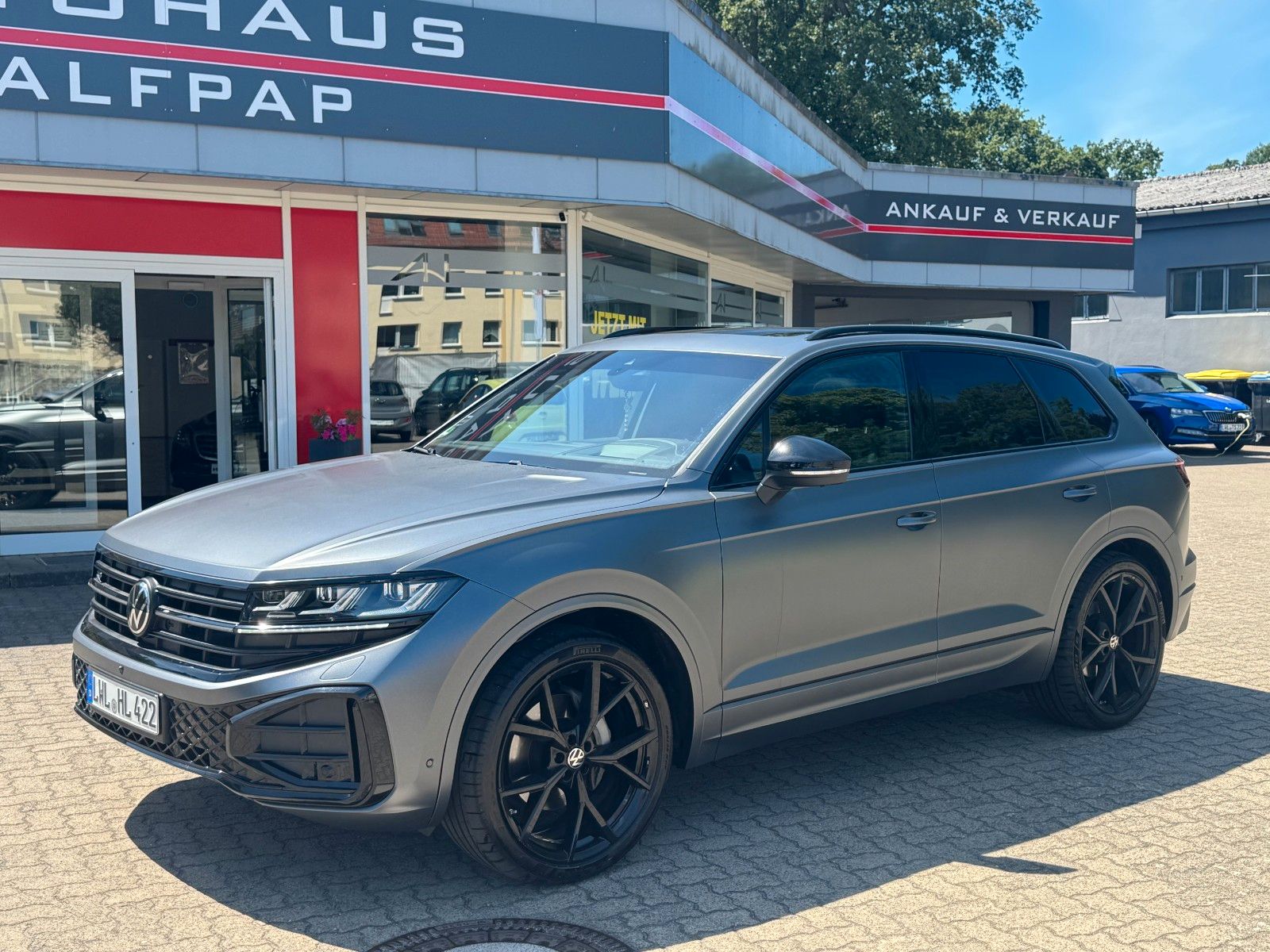 Volkswagen Touareg 3.0 TDI 4Motion R-Line - Samsaru's Car Outlet