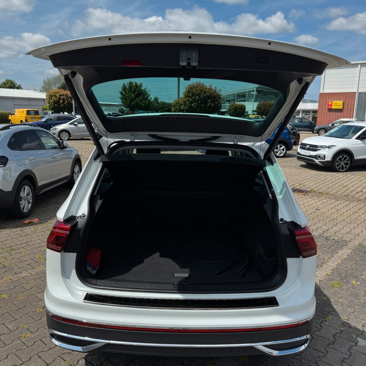 Volkswagen Tiguan Elegance 2.0 TDI - Samsaru's Car Outlet