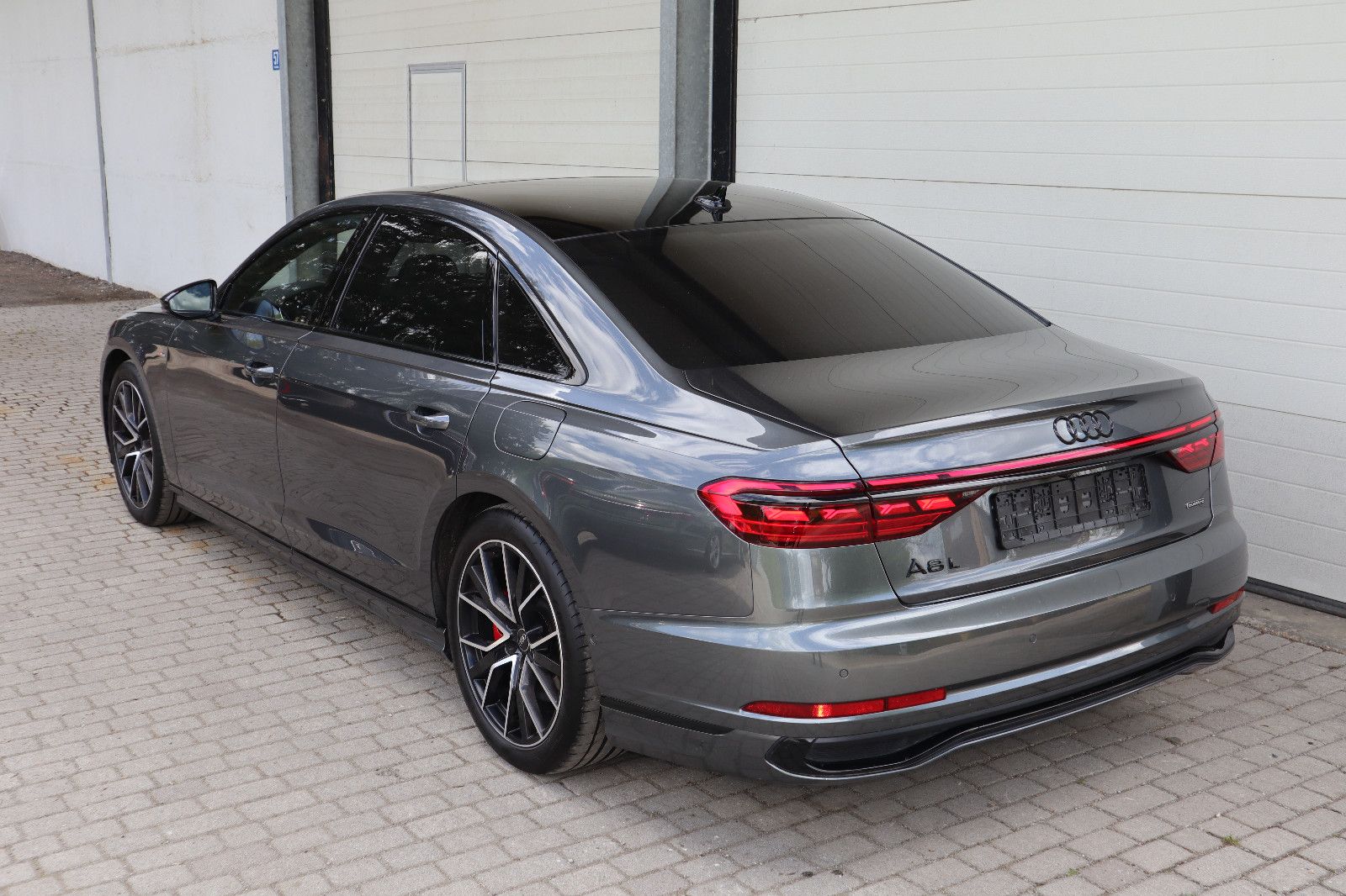 Audi A8L 60 TFSIe lang S-Line BLACK - Samsaru's Car Outlet