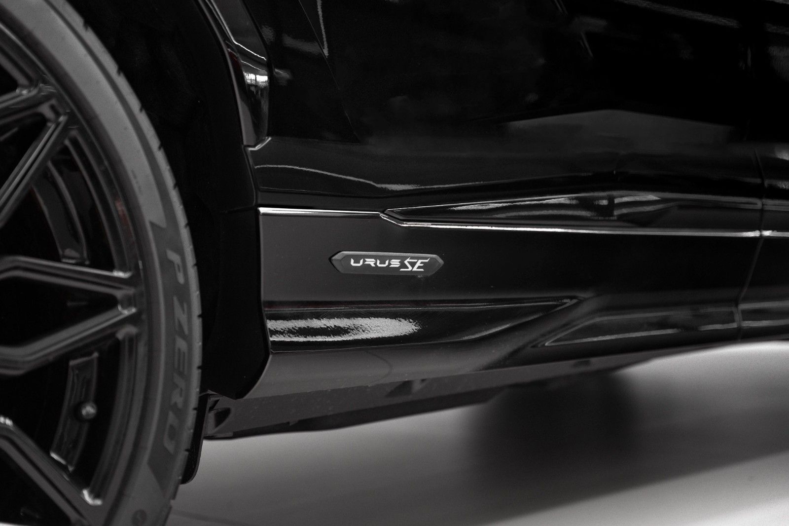 Lamborghini Urus 4.0 V8 PHEV SE 2025 BLACK - Samsaru's Car Outlet