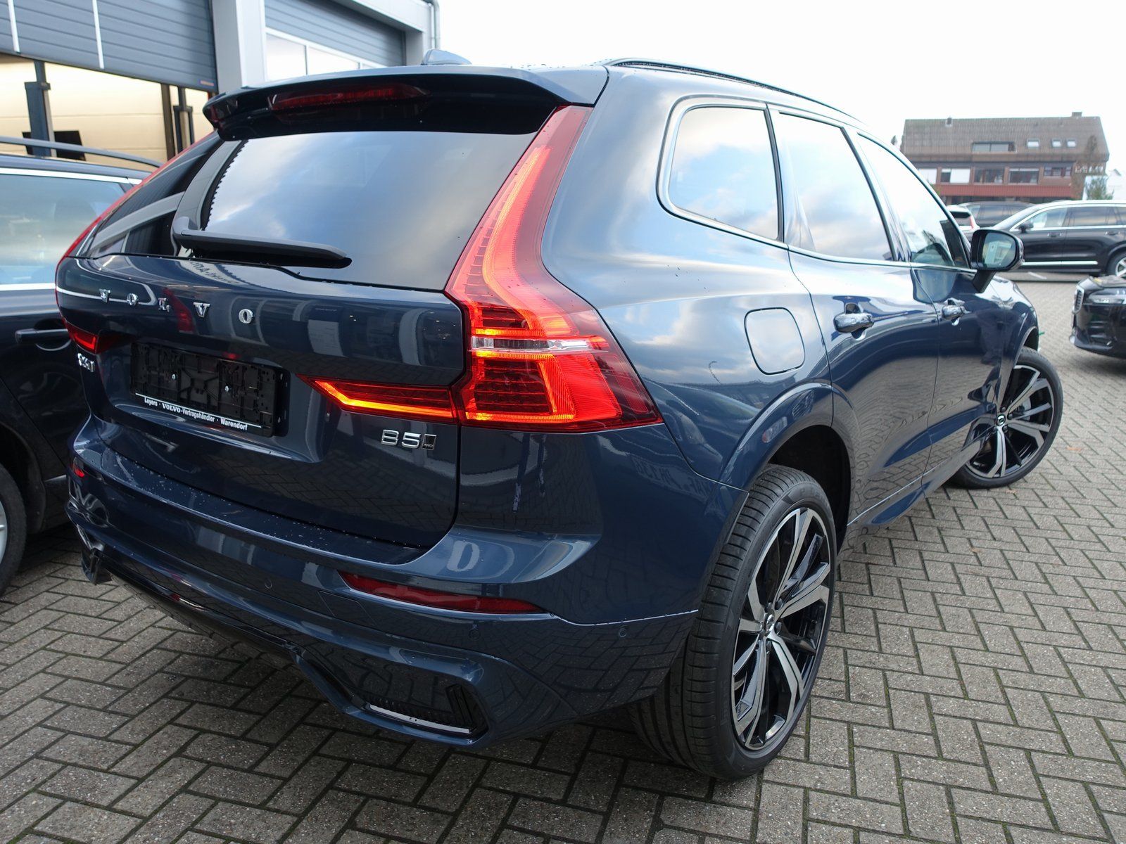 Volvo XC60 Plus B5 AWD Mild-Hybrid/Dark/FourC/AHK/H&K