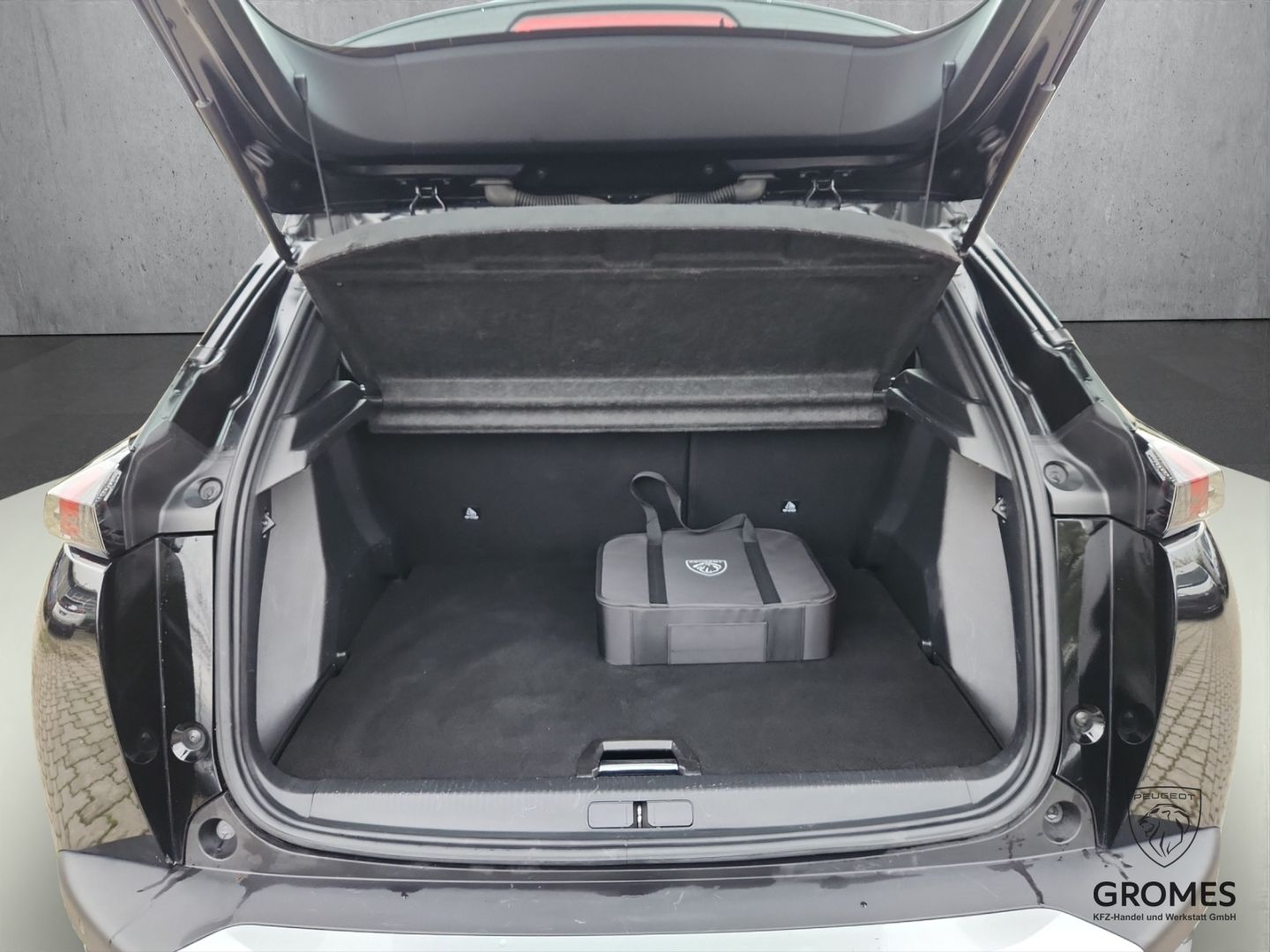 Peugeot 2008 e- Allure - Samsaru's Car Outlet