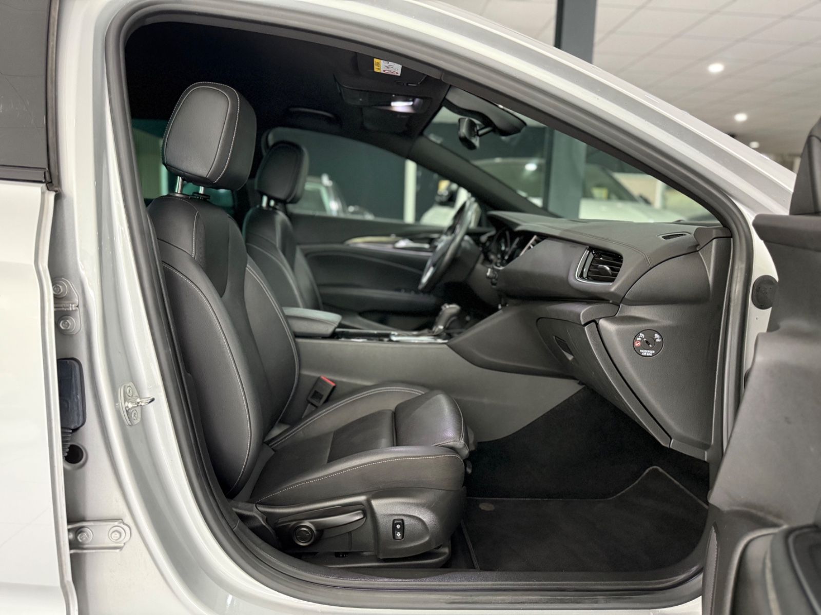 Opel Insignia 2.0 B Sports Tourer Elegance - Samsaru's Car Outlet