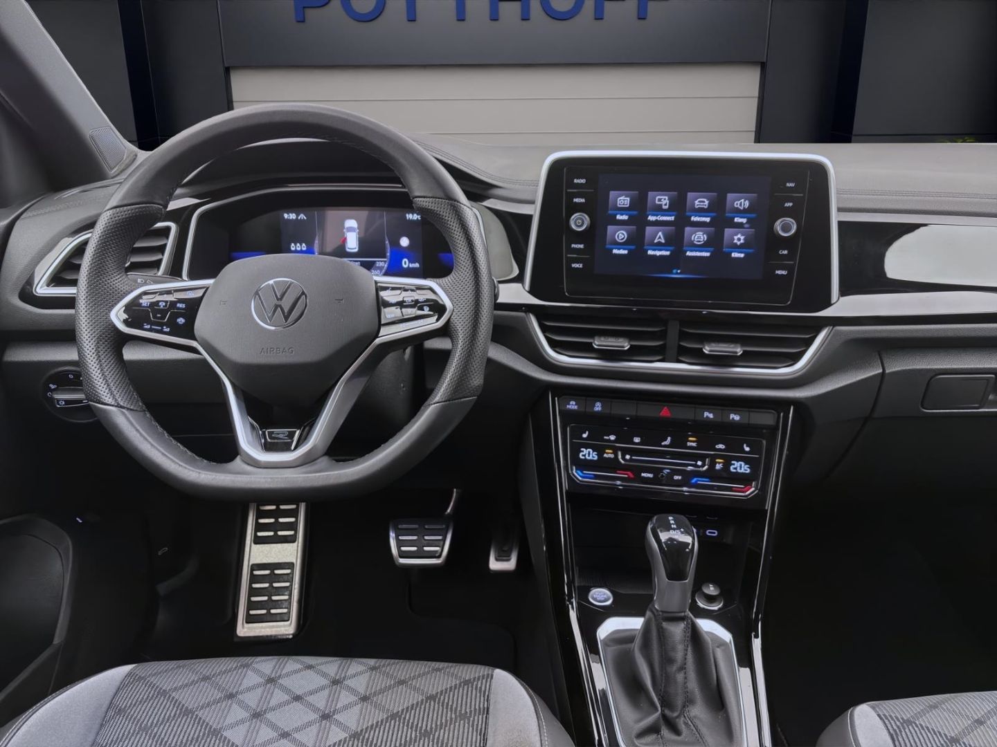 Volkswagen T-Roc 1.5 TSI DSG R-LINE - Samsaru's Car Outlet