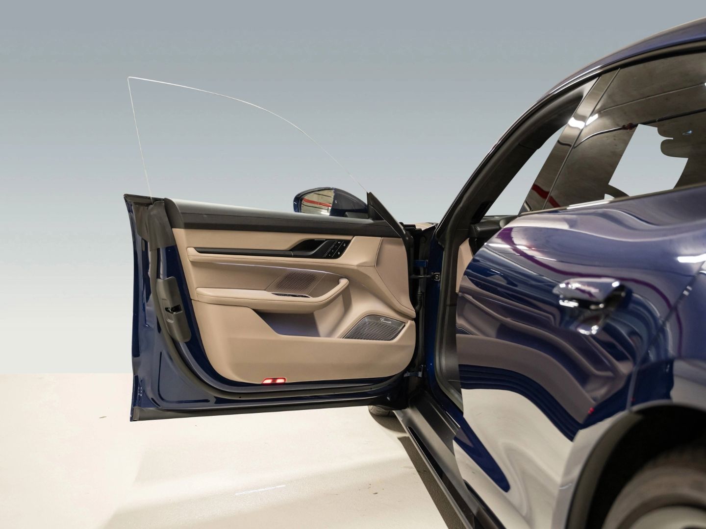 Porsche Taycan GTS InnoDrive Burmester Beifahrerdisplay