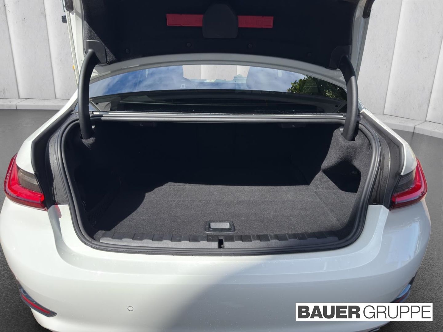 BMW 330 e xDrive Advantage - Samsaru's Car Outlet