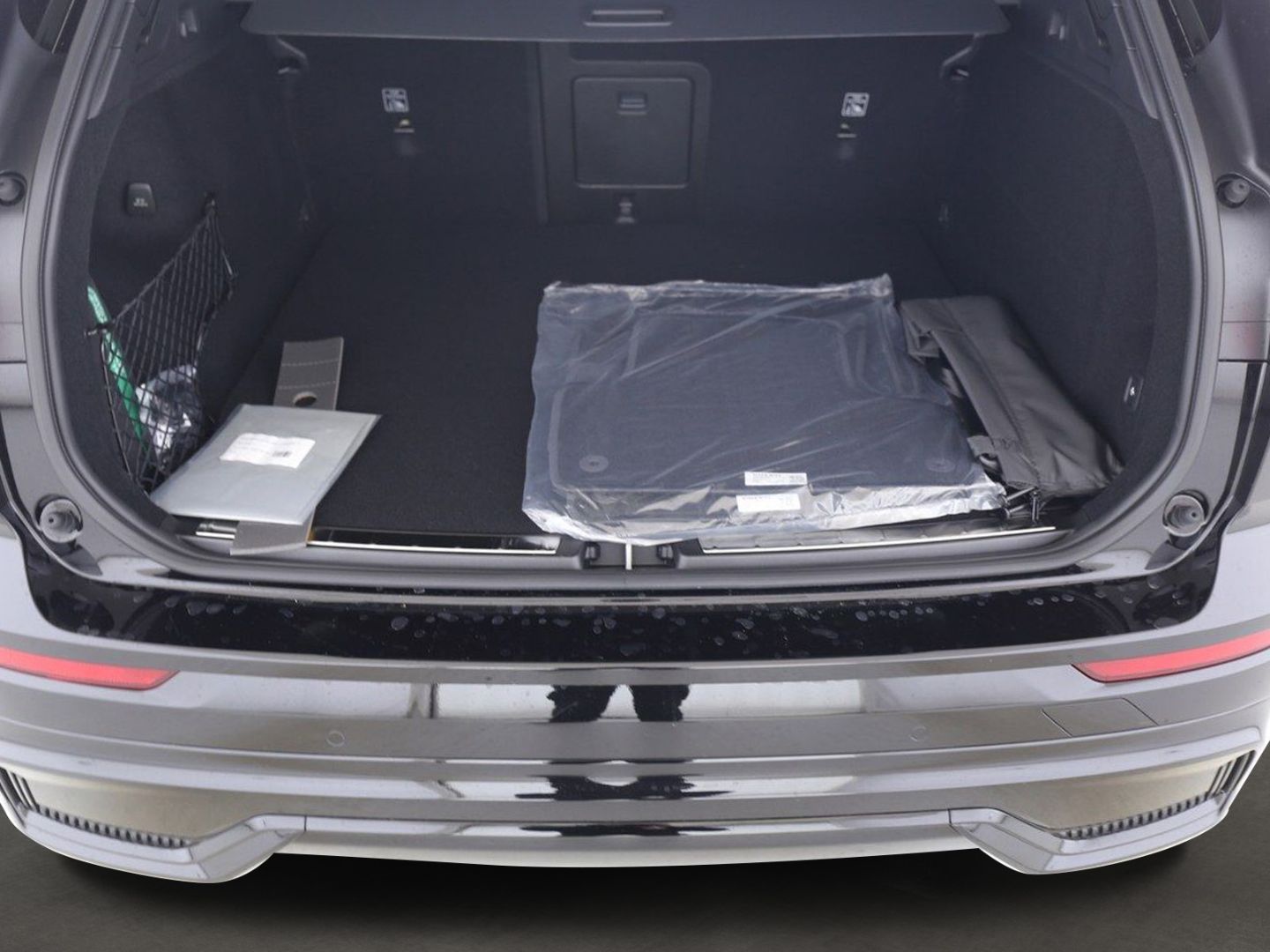 Volvo XC60 T6 Plus Black Edition Plug-In Hybrid AWD - Samsaru's Car Outlet