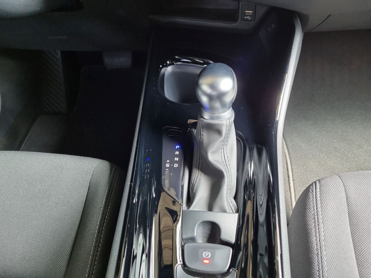 Toyota C-HR Hybrid Team D - Samsaru's Car Outlet