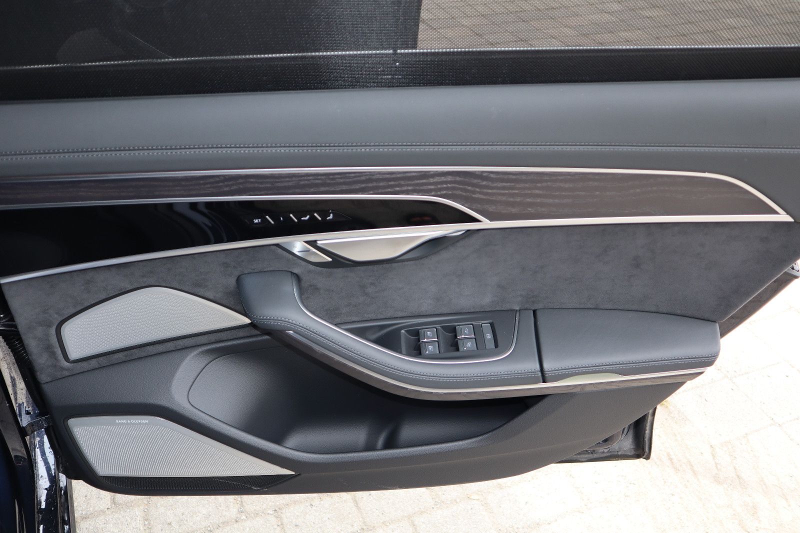 Audi A8L 60 TFSIe lang S-LINE - Samsaru's Car Outlet