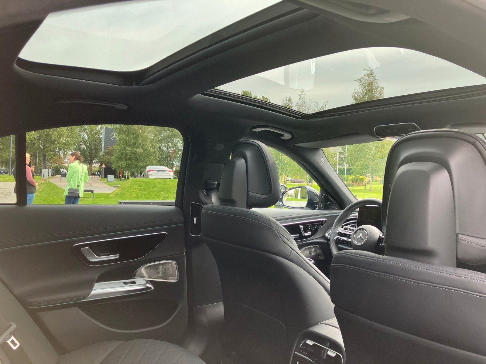 Mercedes-Benz E 400 e 4Matic AMG Line - Samsaru's Car Outlet