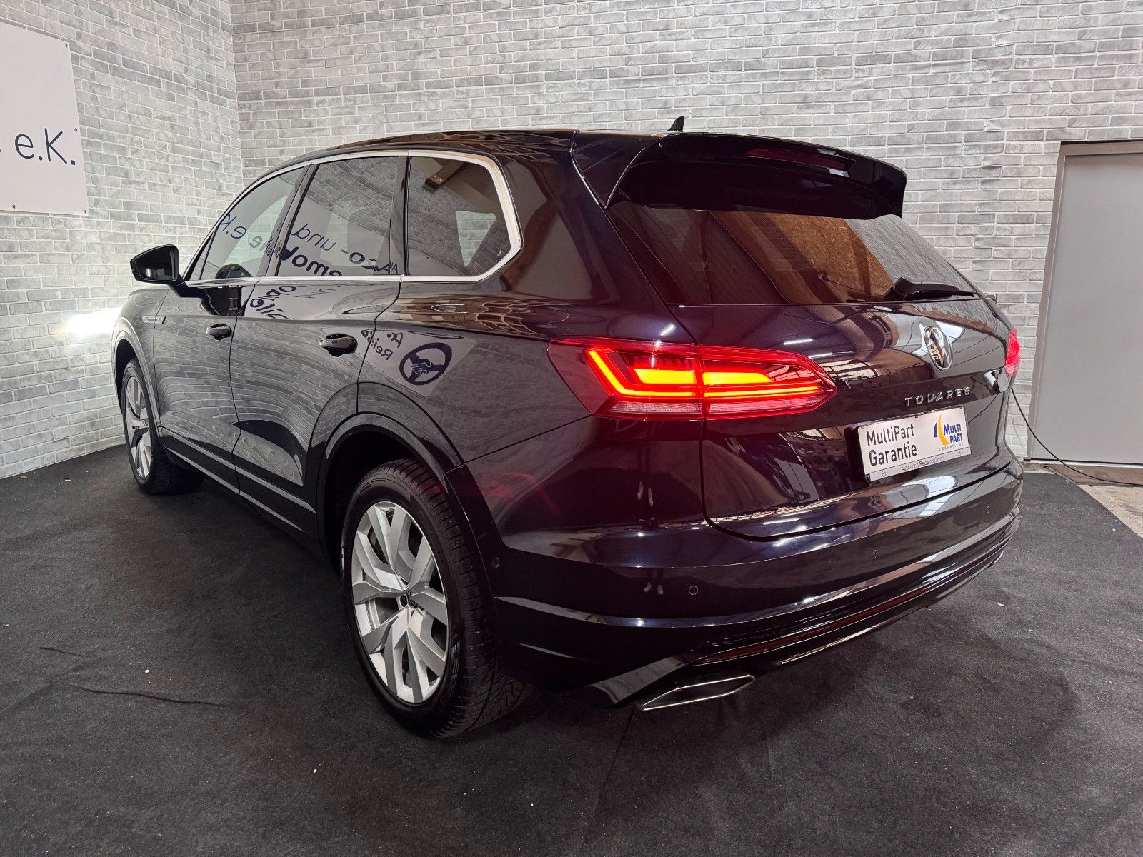 Volkswagen Touareg 3.0 TDI R-Line 4Motion - Samsaru's Car Outlet