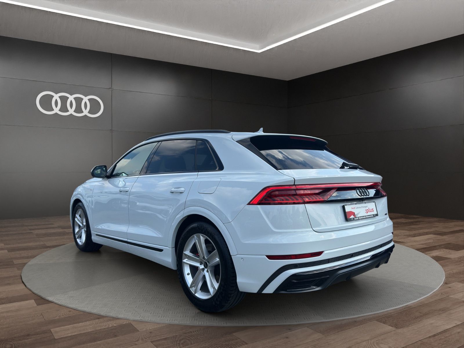 Audi Q8 55 TFSI e qu. tiptr. S LINE+AHZV+AIR+HD+NIGHT