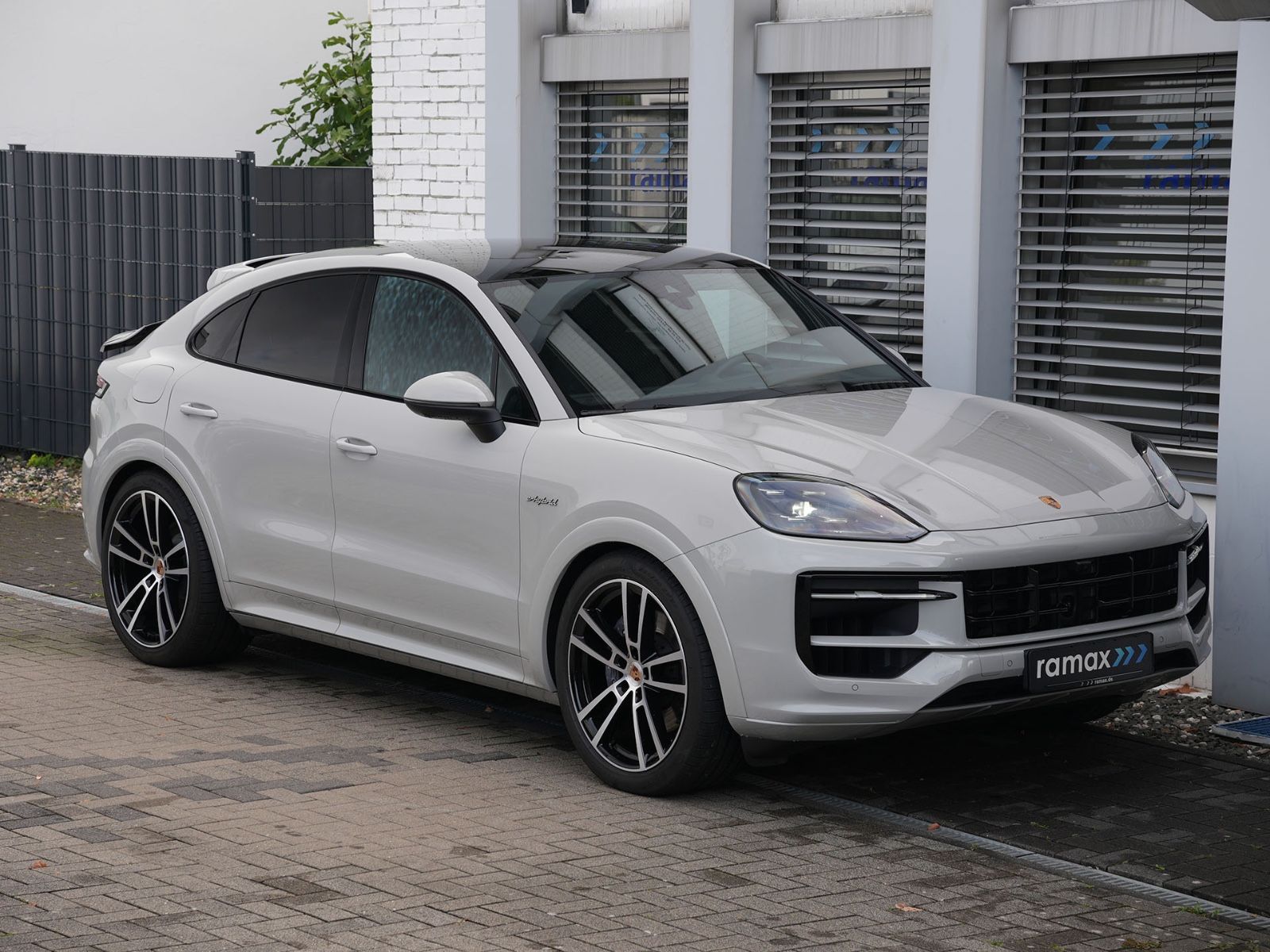 Porsche E-Hybrid Coupé SPORTDESIGNPAKET-ACC-MASSAGE-VOLL