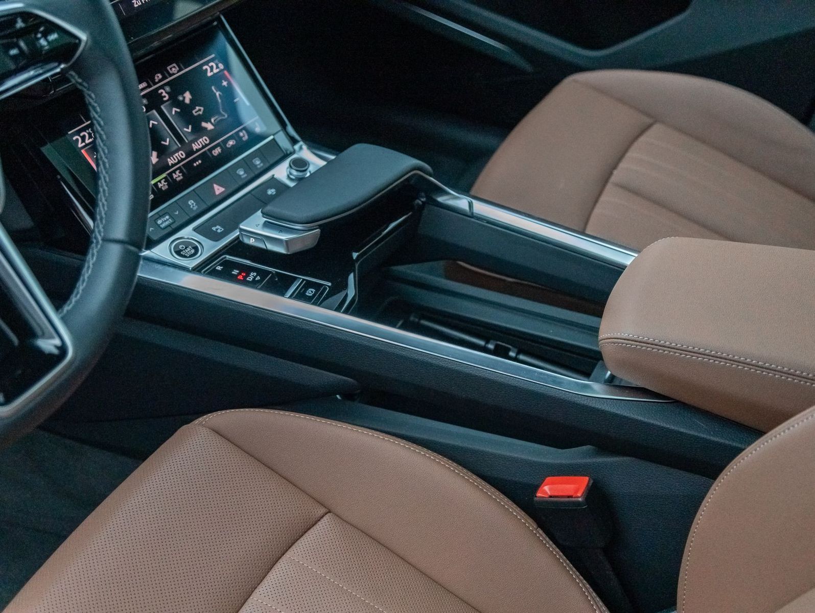 Audi Q8 S line 50 e-tron quattro - Samsaru's Car Outlet
