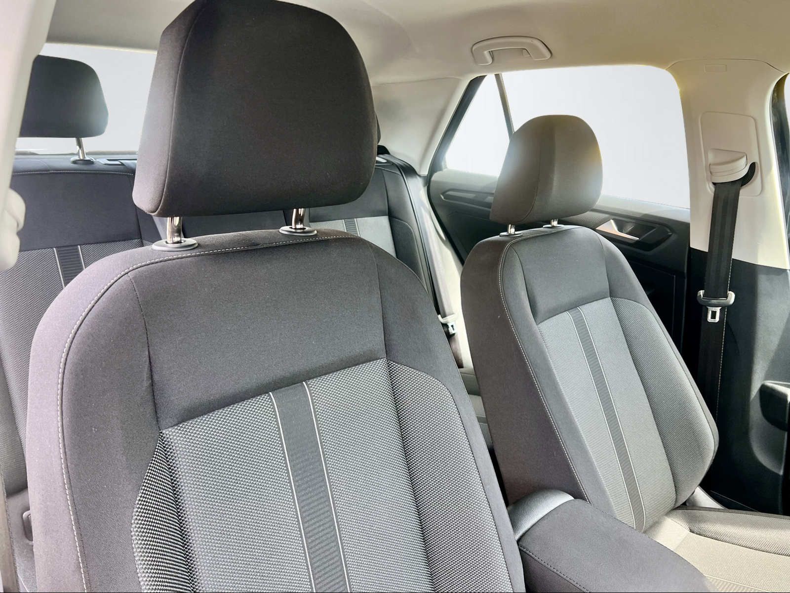 Volkswagen T-Roc LIFE - Samsaru's Car Outlet