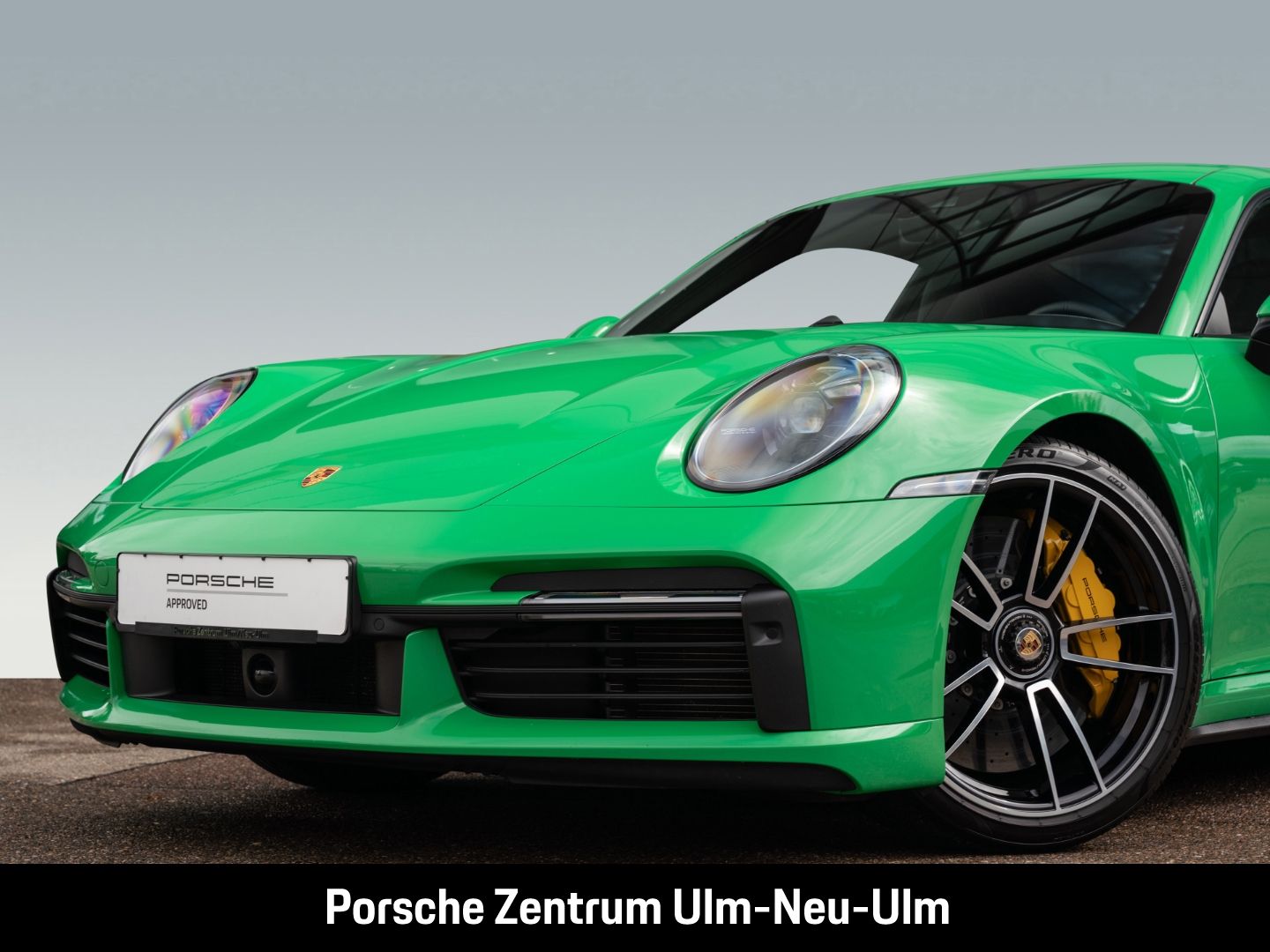 Porsche 992 911 Turbo S Pythongrün Sportabgasanlage LED