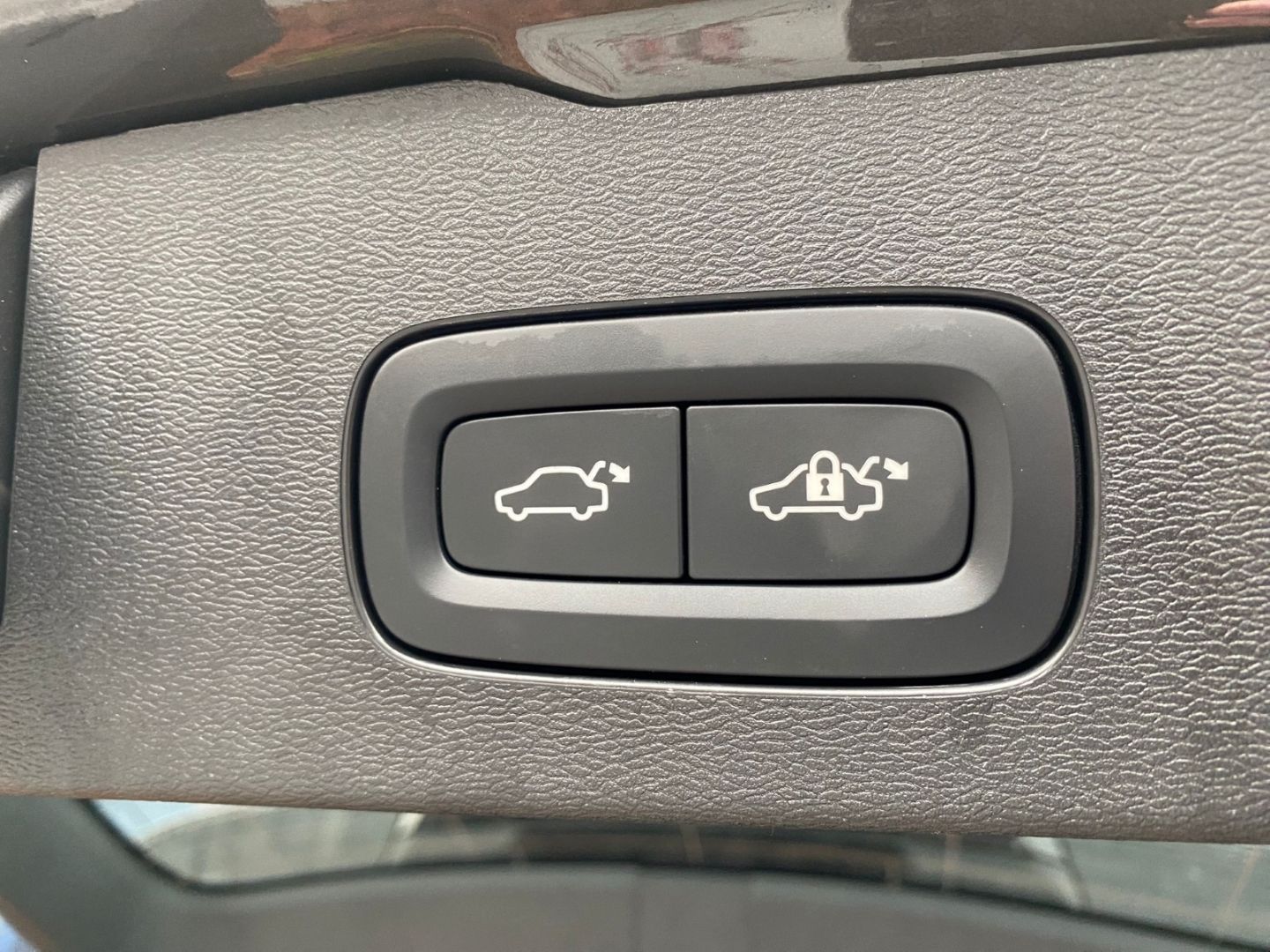 Volvo V60 T6 Plus Dark Kombi Recharge Plug-In AWD AHK