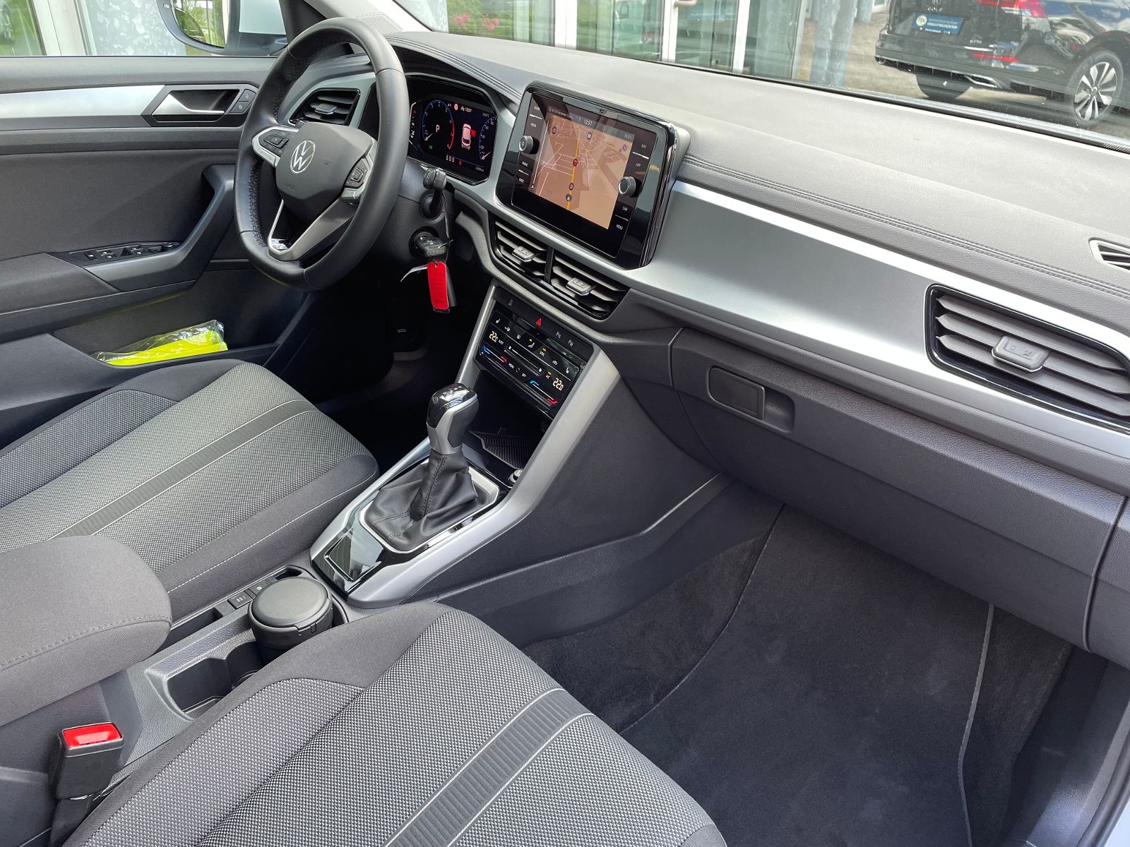 Volkswagen T-Roc 1.5 TSI Life DSG - Samsaru's Car Outlet