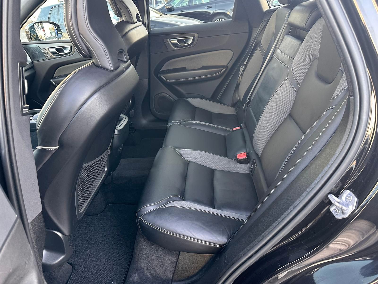 Volvo XC60 B4 AWD R Design AHK,ACC,Standh,Kam