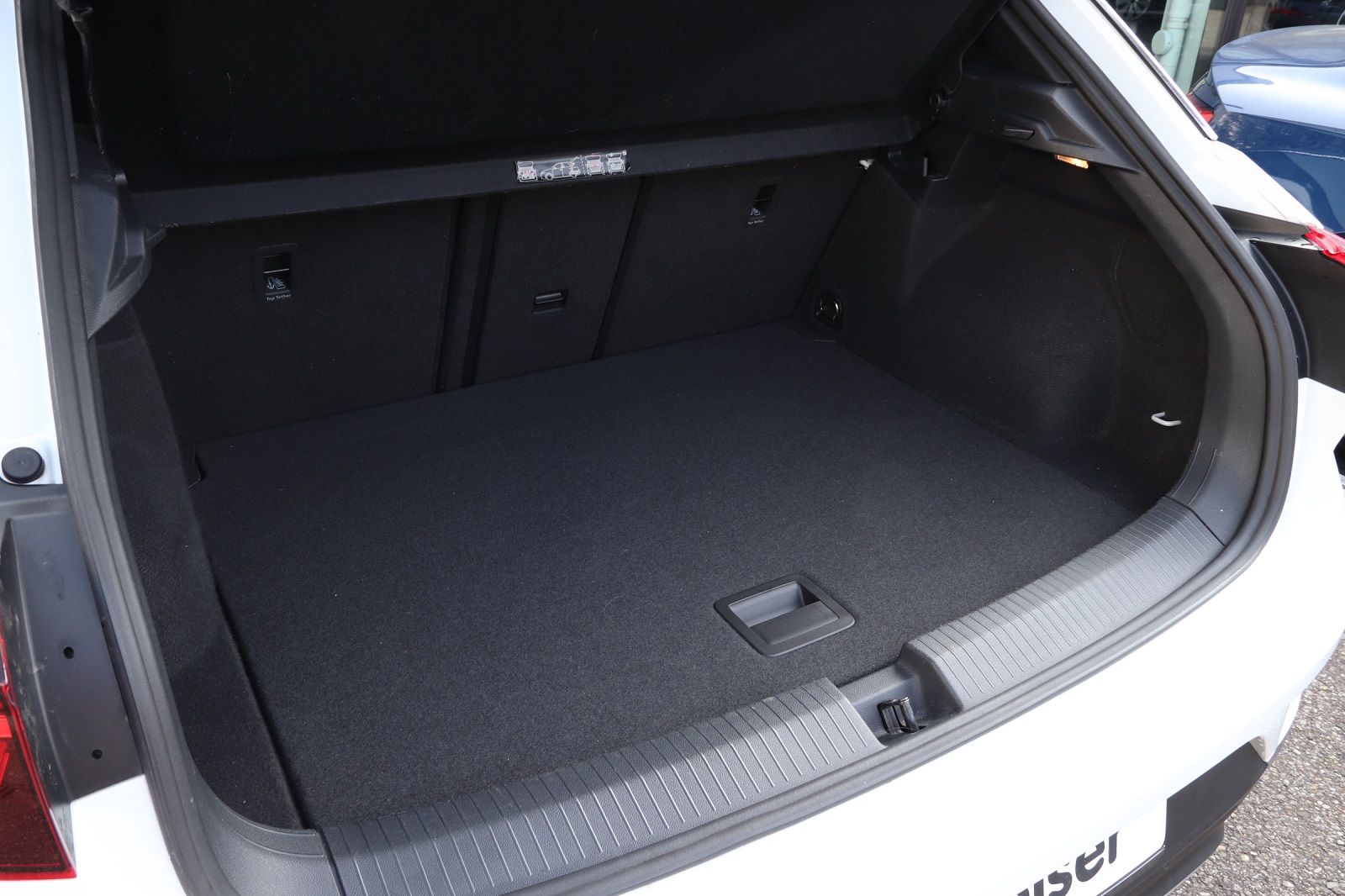 Volkswagen T-Roc 1.5 TSI Sport - Samsaru's Car Outlet