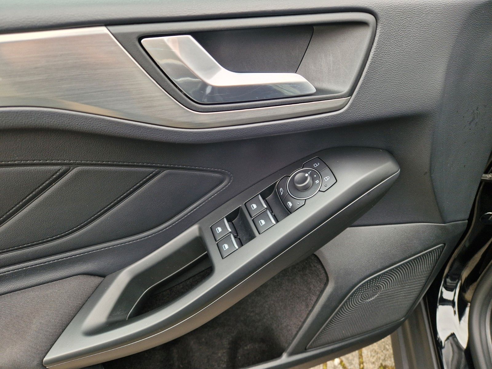 Ford Focus Tun.Titanium 1.Hd Aut. LED AHK NAVI Rf ACC