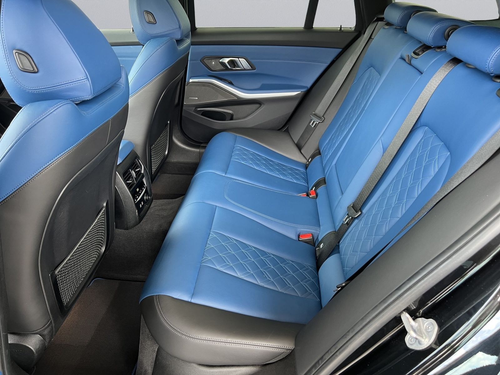 BMW 330i xDrive Touring M-Sport - Samsaru's Car Outlet