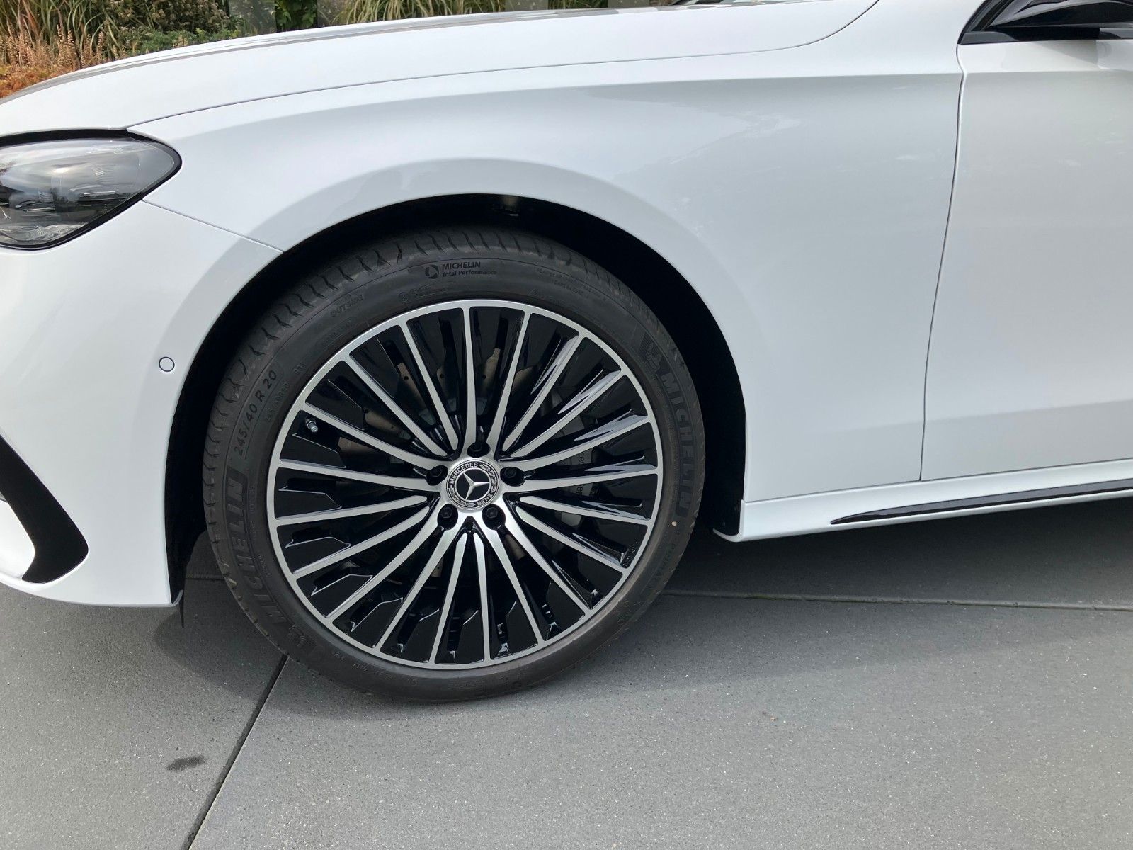 Mercedes-Benz E 400 e 4Matic AMG Line - Samsaru's Car Outlet