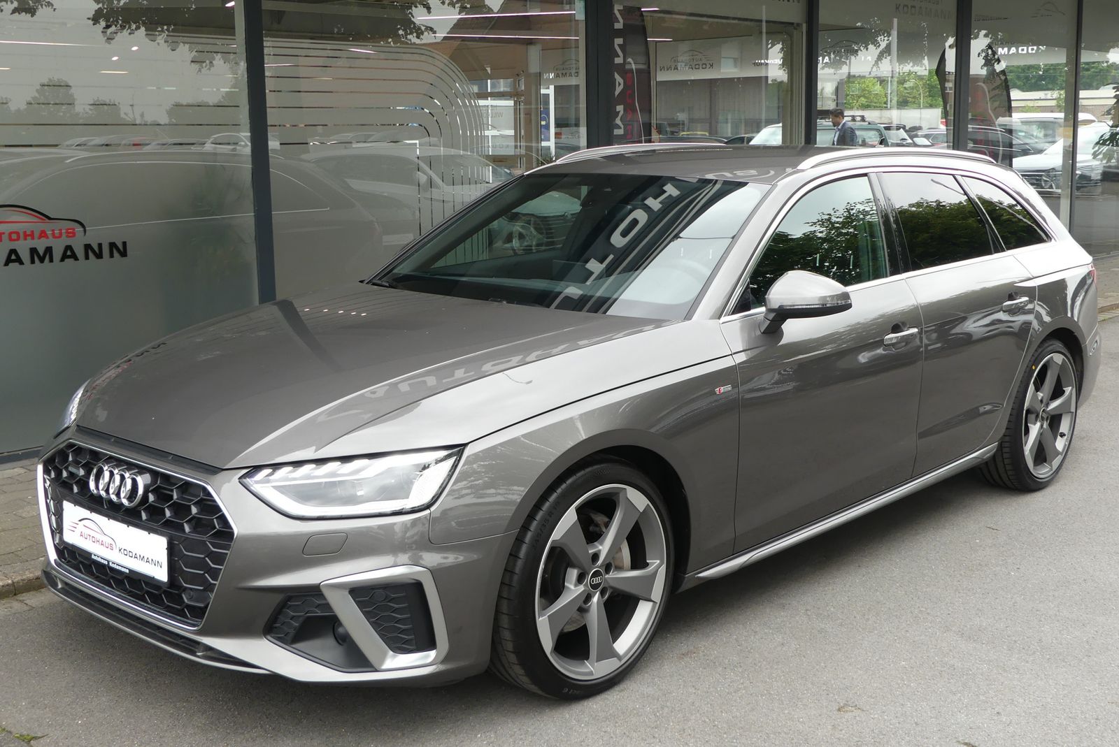 Audi A4 40 TFSI quattro S-Line - Samsaru's Car Outlet