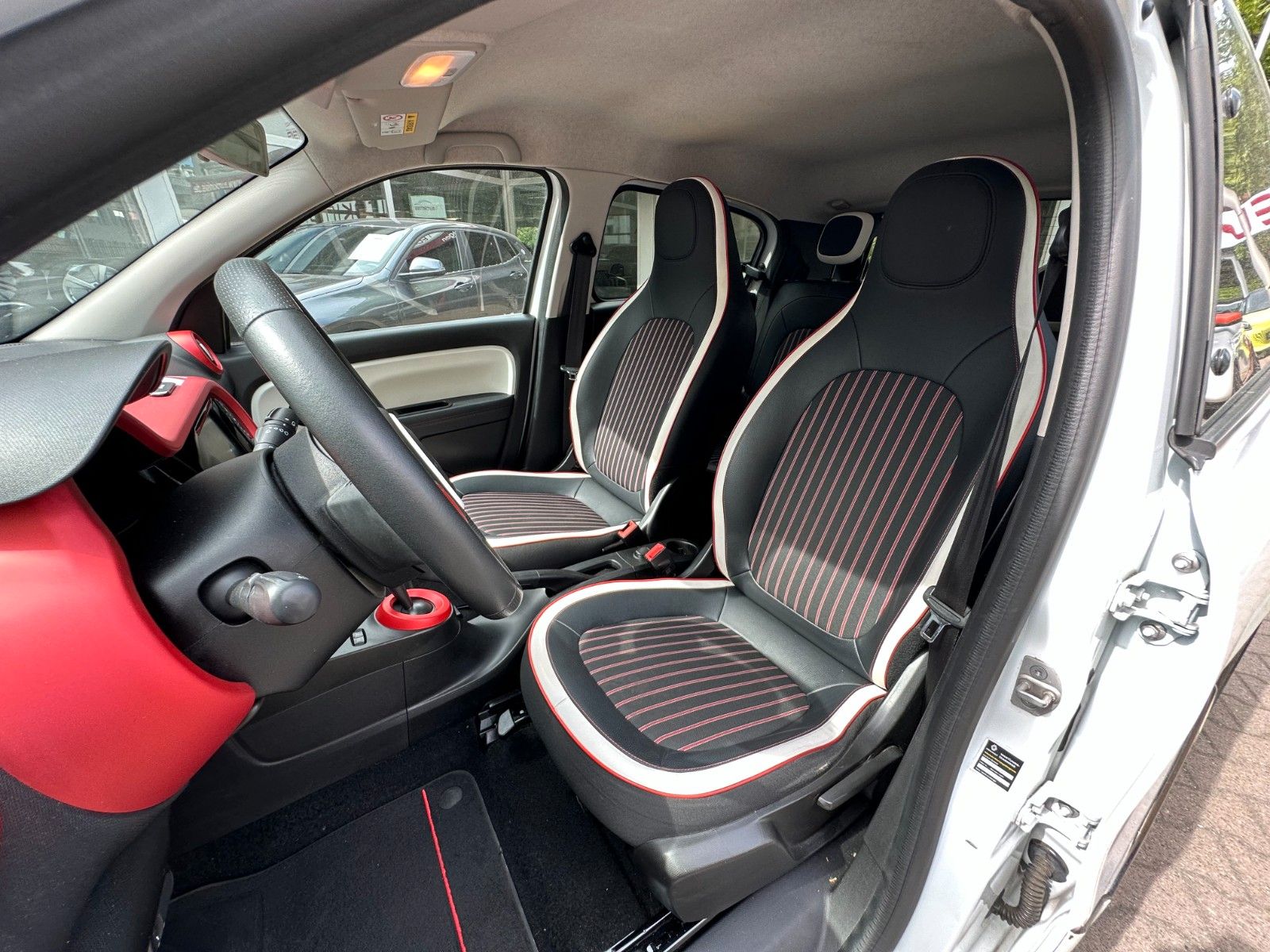 Renault Twingo TCe90 - Samsaru's Car Outlet